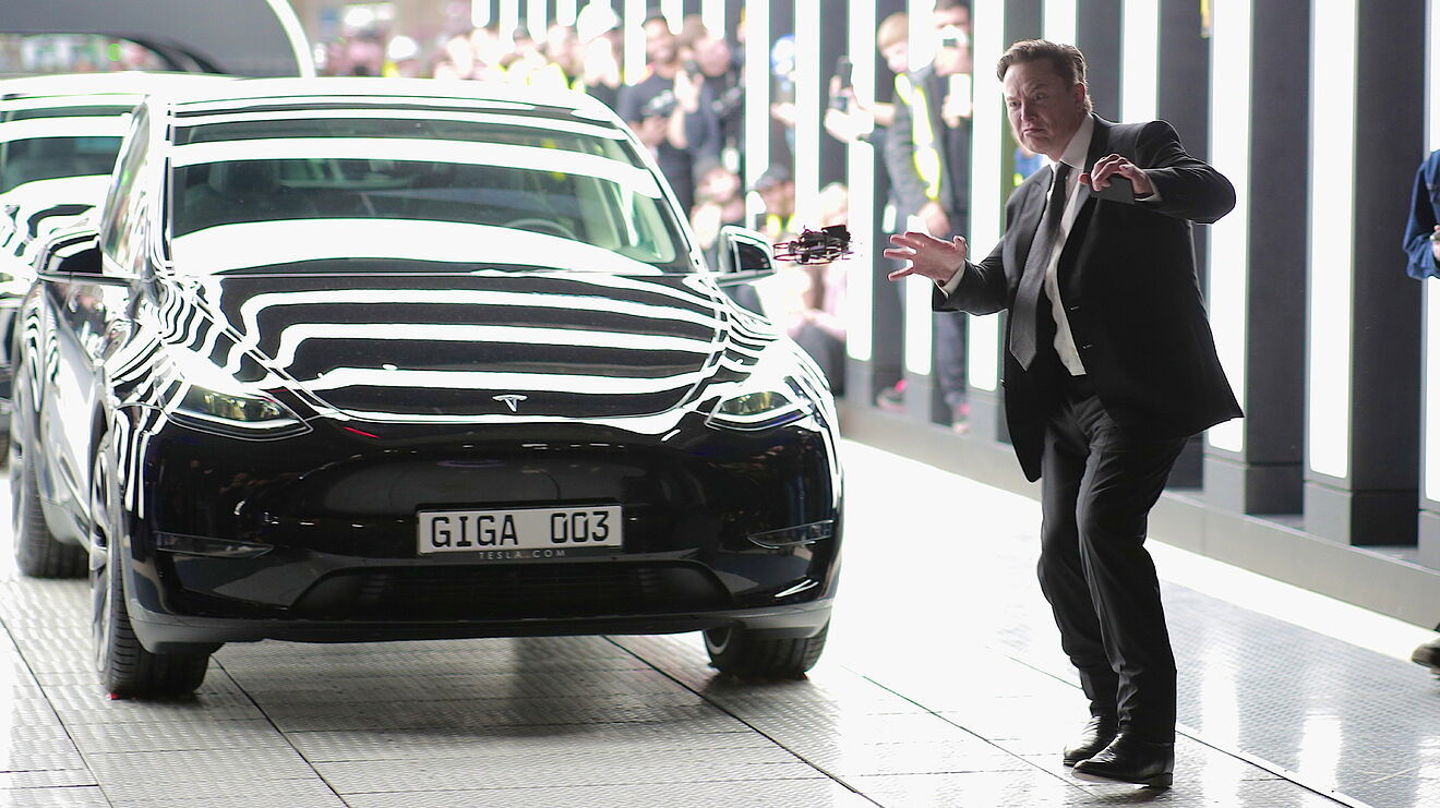 Elon Musk in delivery of the first cars built in Berlin