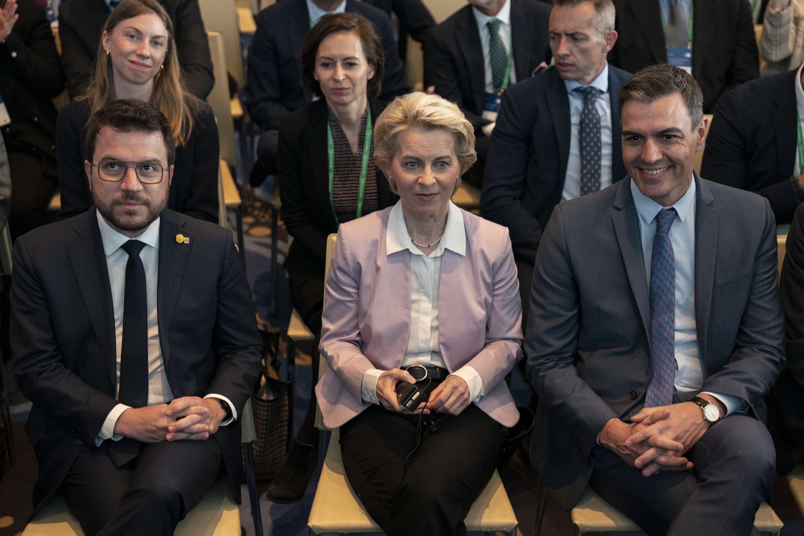 De izquierda a derecha, el presidente de la Generalitat, Pere Aragonès, la presidenta de la Comisión Europea, Ursula Von der Leyen, y el presidente del Gobierno, Pedro Sánchez, este viernes en el Cercle d'Economia