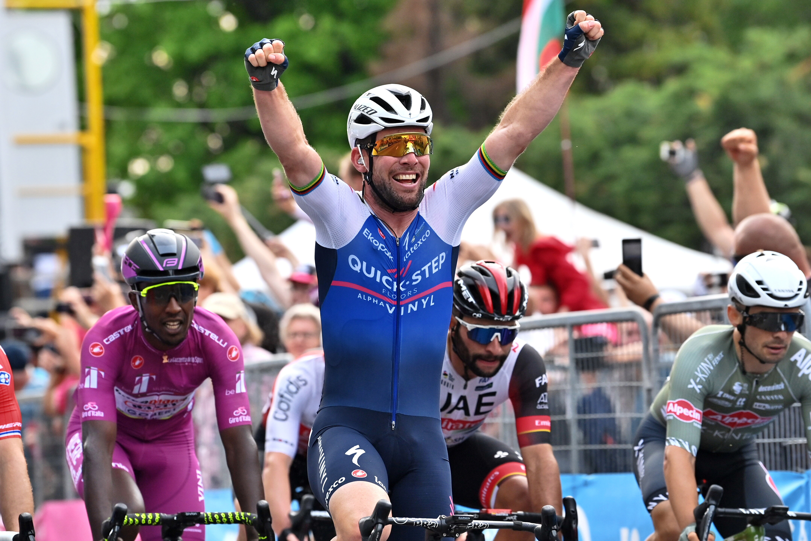 Cavendish celebra la victoria en la tercera etapa del Giro.