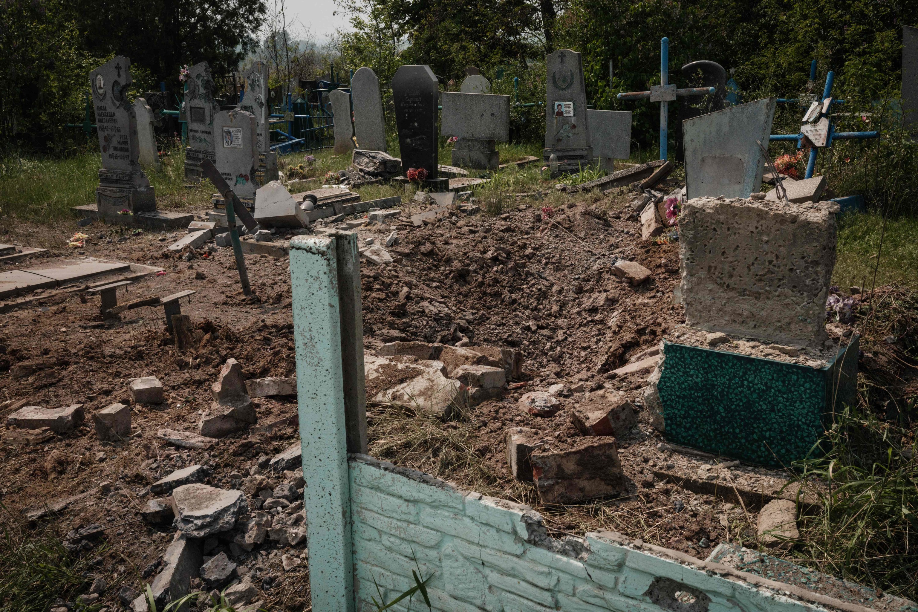 Un cementerio destruido por un bombardeo, en Seversk