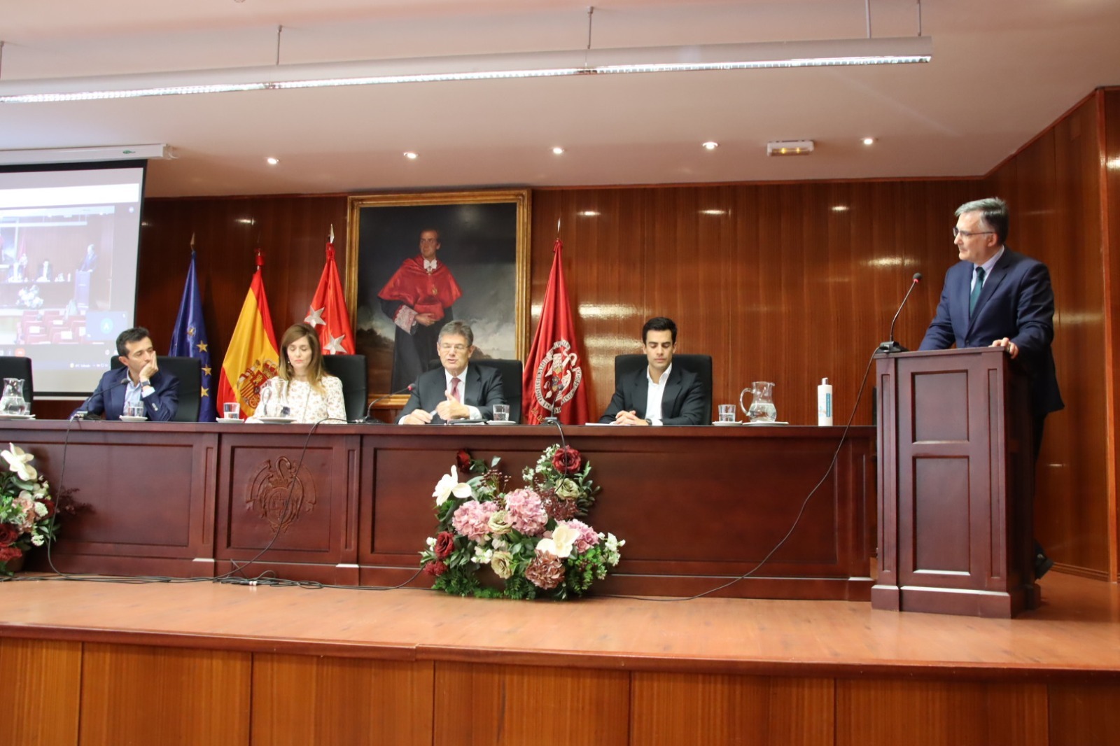 Varios de los ponentes, entre ellos el abogada Juango Ospina,  durante el debate.