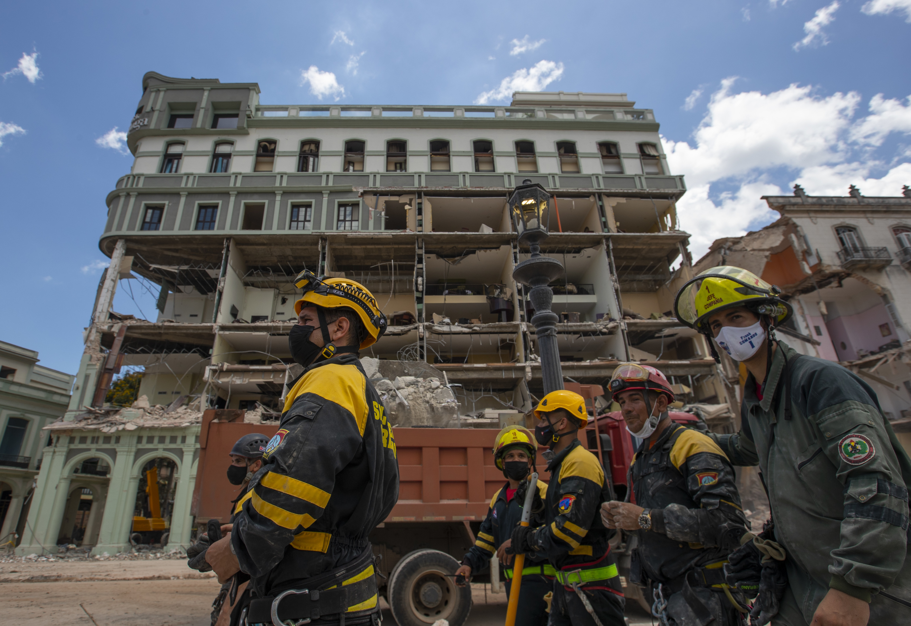 General view of rescue operations at the destroyed Hotel Aratoga.