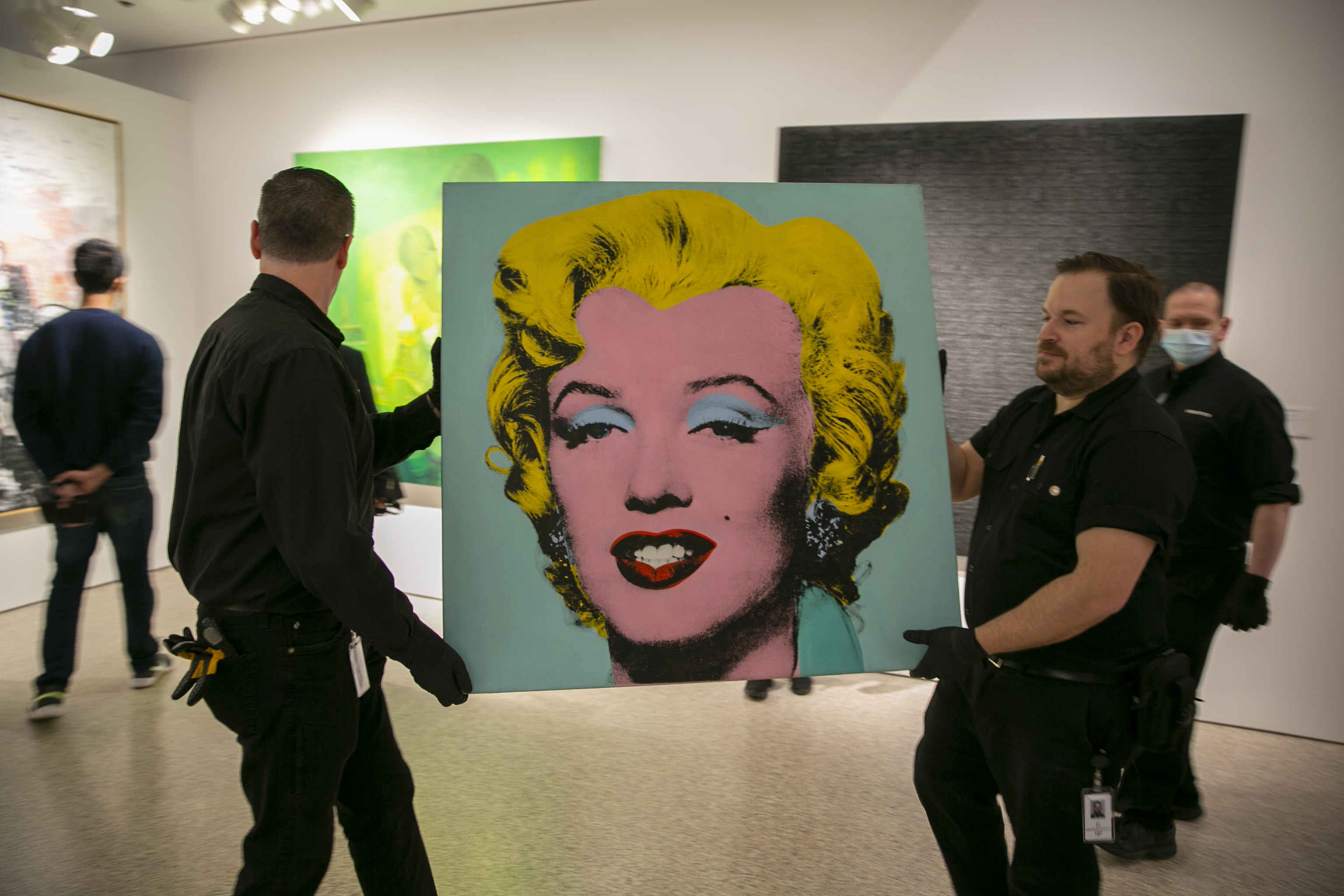El cuadro de Warhol siendo trasladado a la casa de subastas