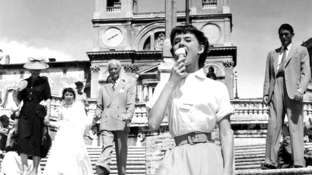 Audrey Hepburn en 'Vacaciones en Roma' degustando un helado de Giolitti, la heladería más antigua de la ciudad.