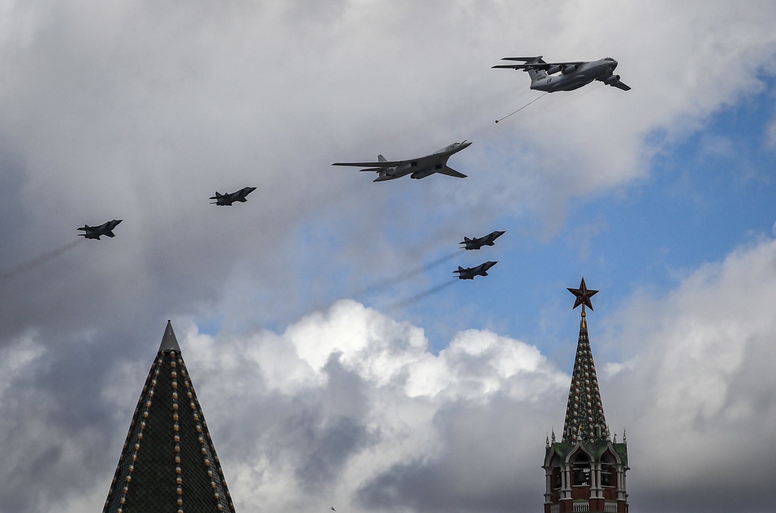 Aviones rusos sobrevuelan el Kremlin durante el ensayo general del desfile del da de la Victoria en Mosc.