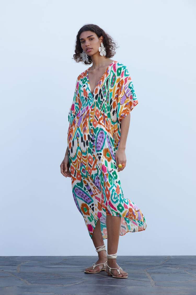 Vestido túnica multicolor con escote en pico de Zara.
