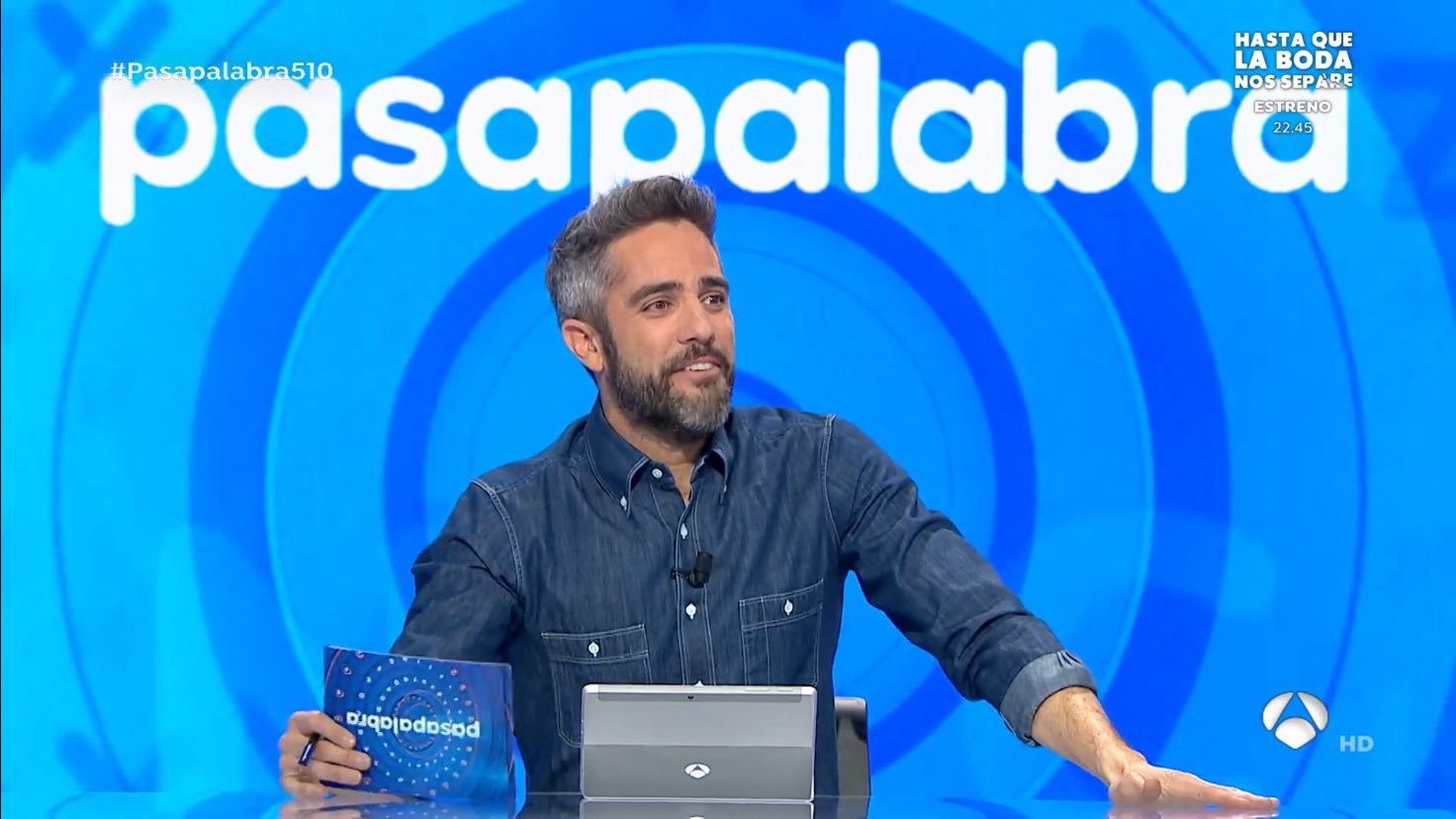 Roberto Leal presentando el concurso de Pasapalabra.