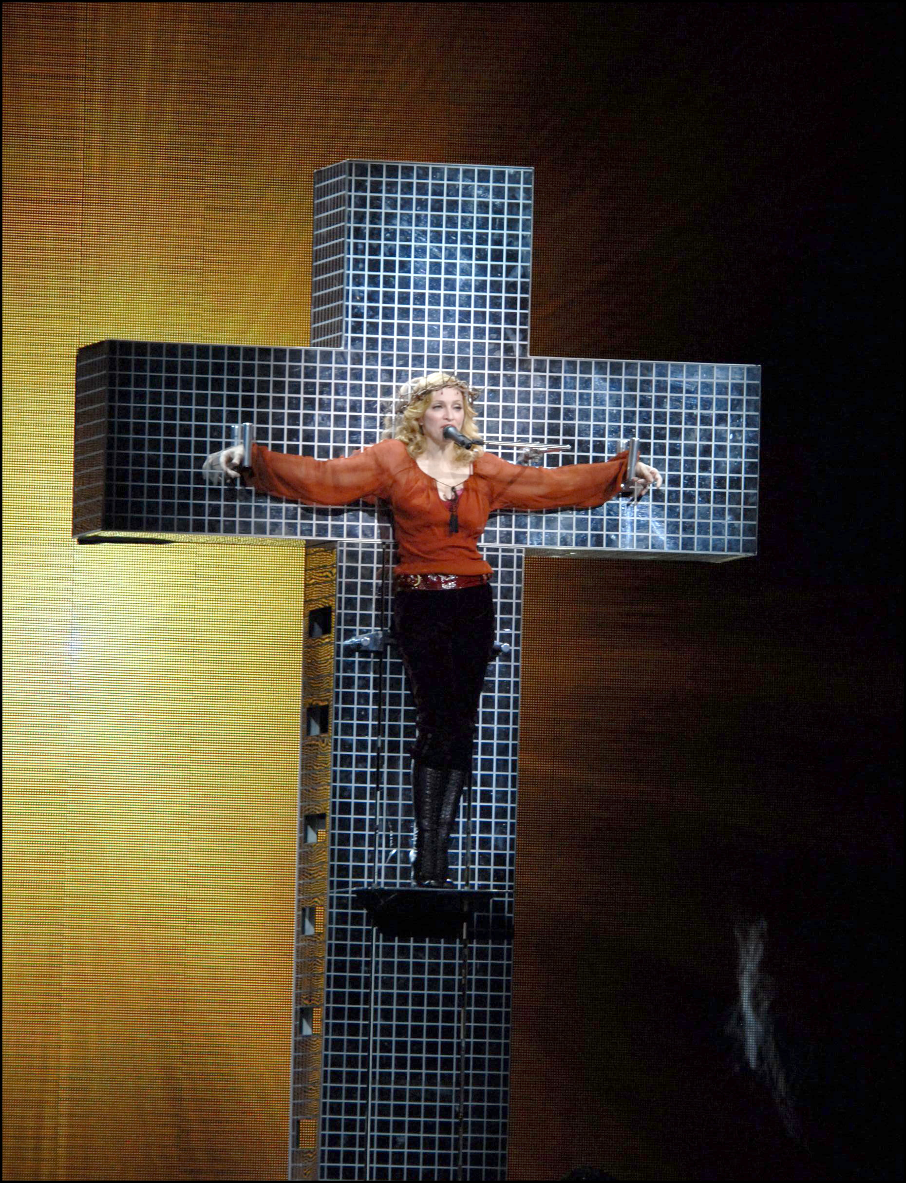 Madonna crucificada durante un concierto en 2008