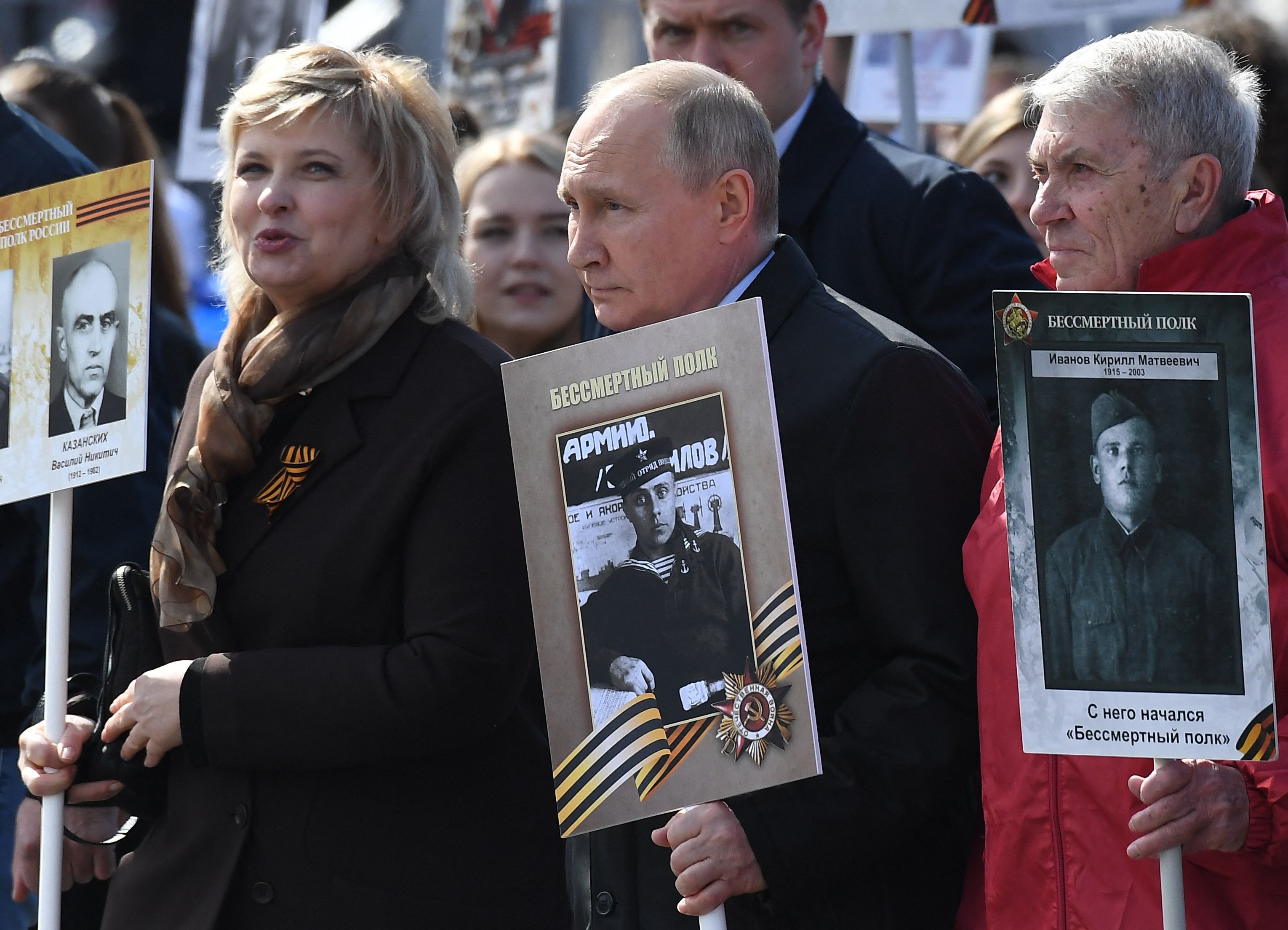 Vladimir Putin (centro), este lunes, en Mosc.