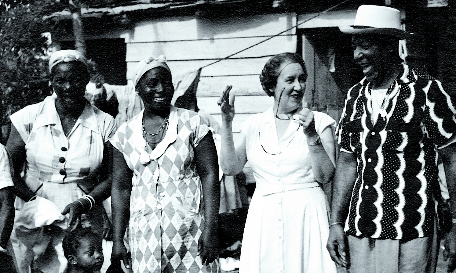 Lydia Cabrera con una familia afrocubana en el centro de la isla