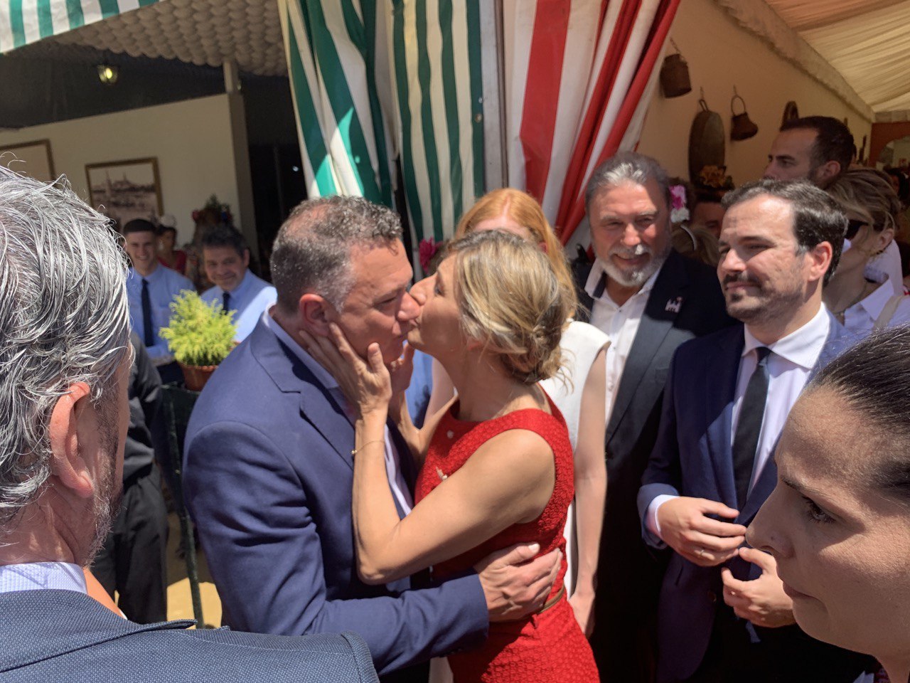 Juan Antonio Delgado recibe un beso de Yolanda Daz, durante su encuentro en la Feria de Sevilla, en una imagen difundida en sus redes sociales.