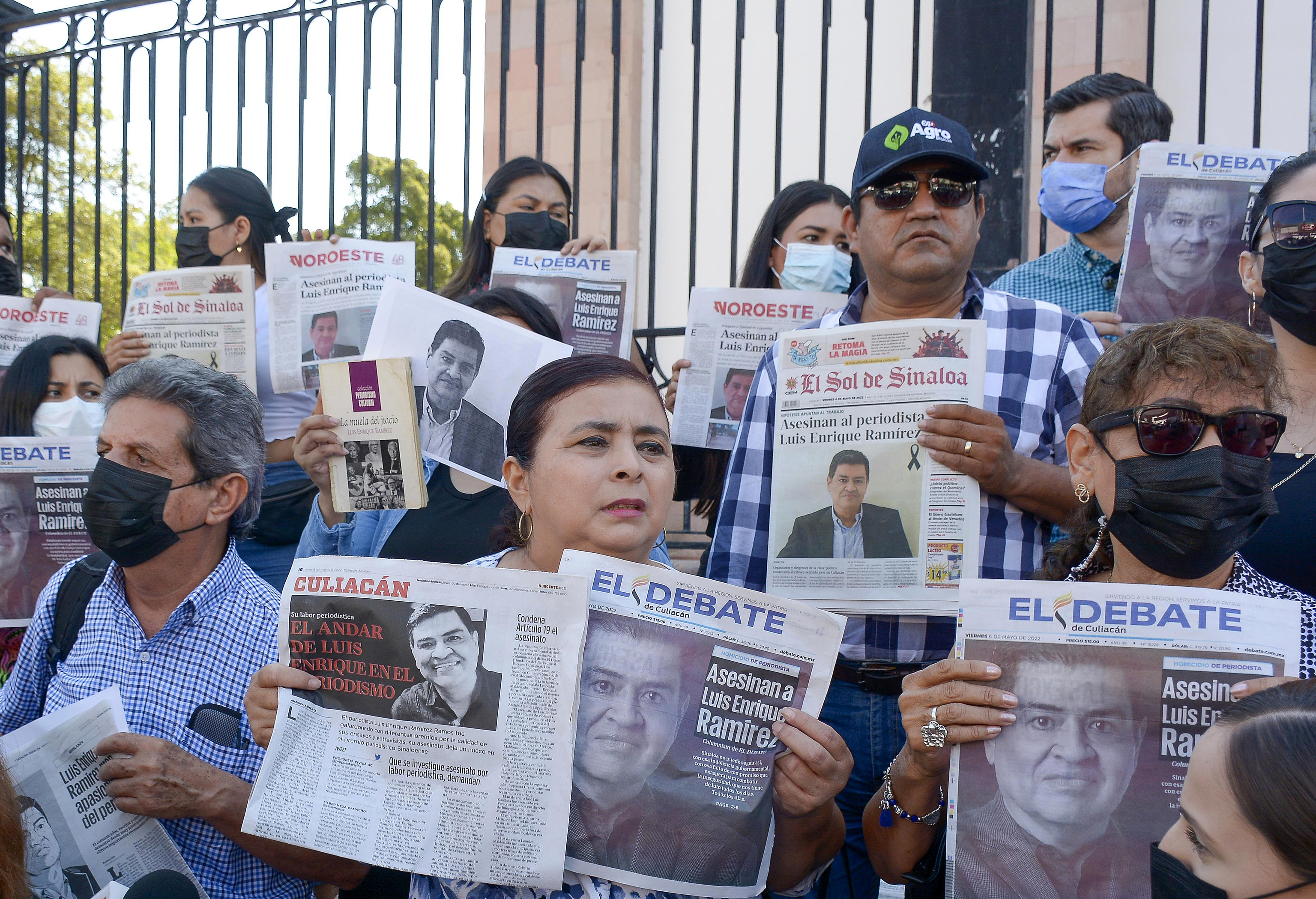 Periodistas protestan por el crimen de su compañero del gremio, Luis Enrique Ramírez, este viernes en la ciudad de Culiacán, en Sinaloa.