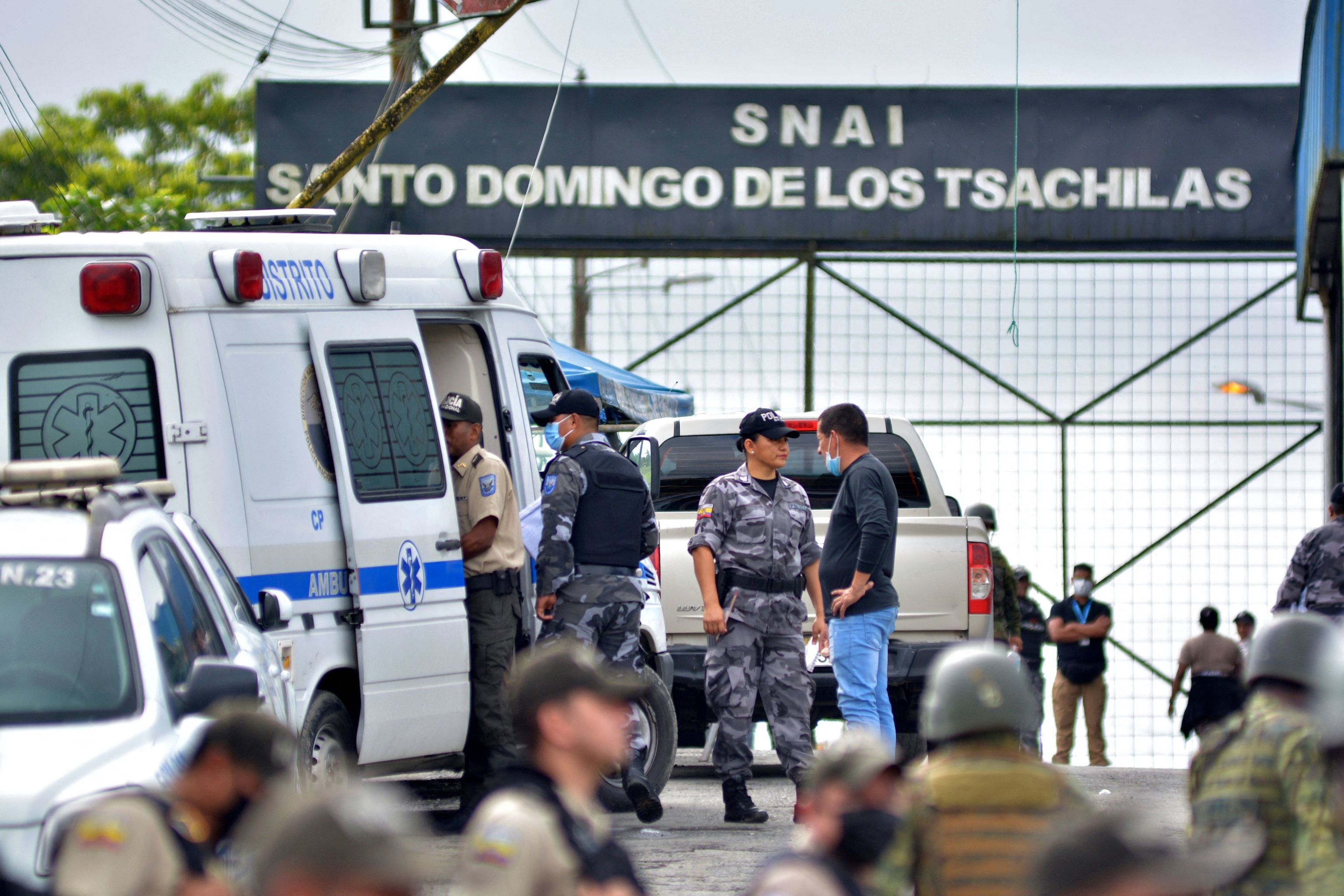 Al menos 43 presos mueren y un centenar se fuga en un nuevo motín en una cárcel de Ecuador