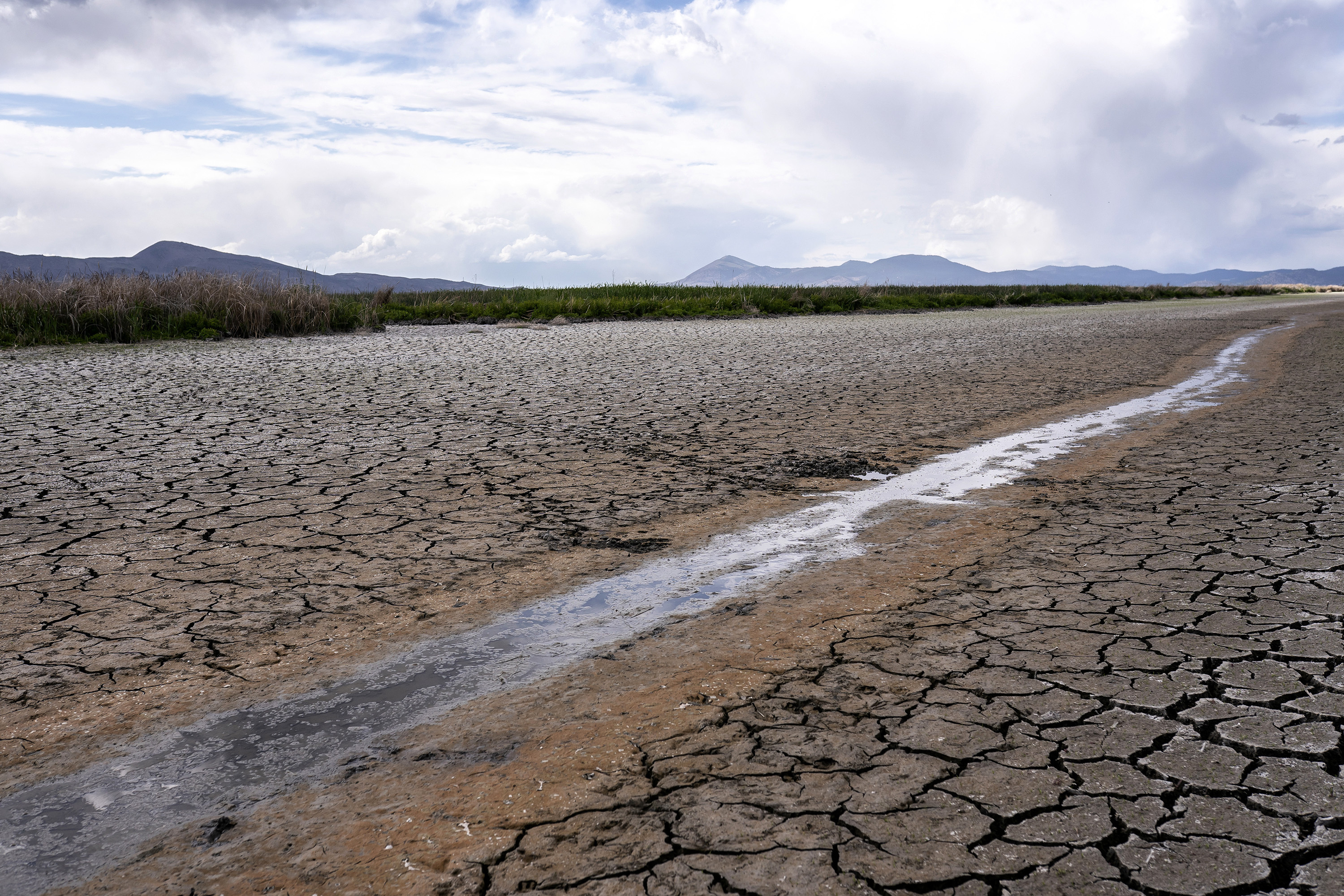 Un pequeo arroyo atraviesa la tierra seca y agrietada de un antiguo humedal cerca de Tulelake, California
