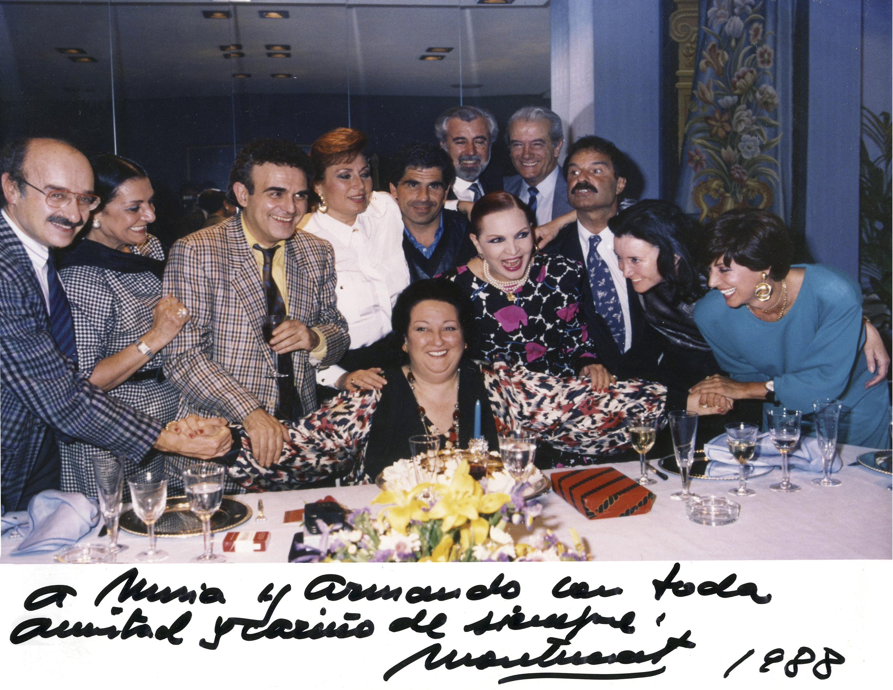 Con Montserrat Caballé y José A. Campos, Nati Mistral, Terenci Moix, Rocío Jurado, Pedro Ruiz, Pepe Tous, Armando Moreno, Sara Montiel, Núria Espert y Concha Velasco en 1988. ÁLBUM PERSONAL