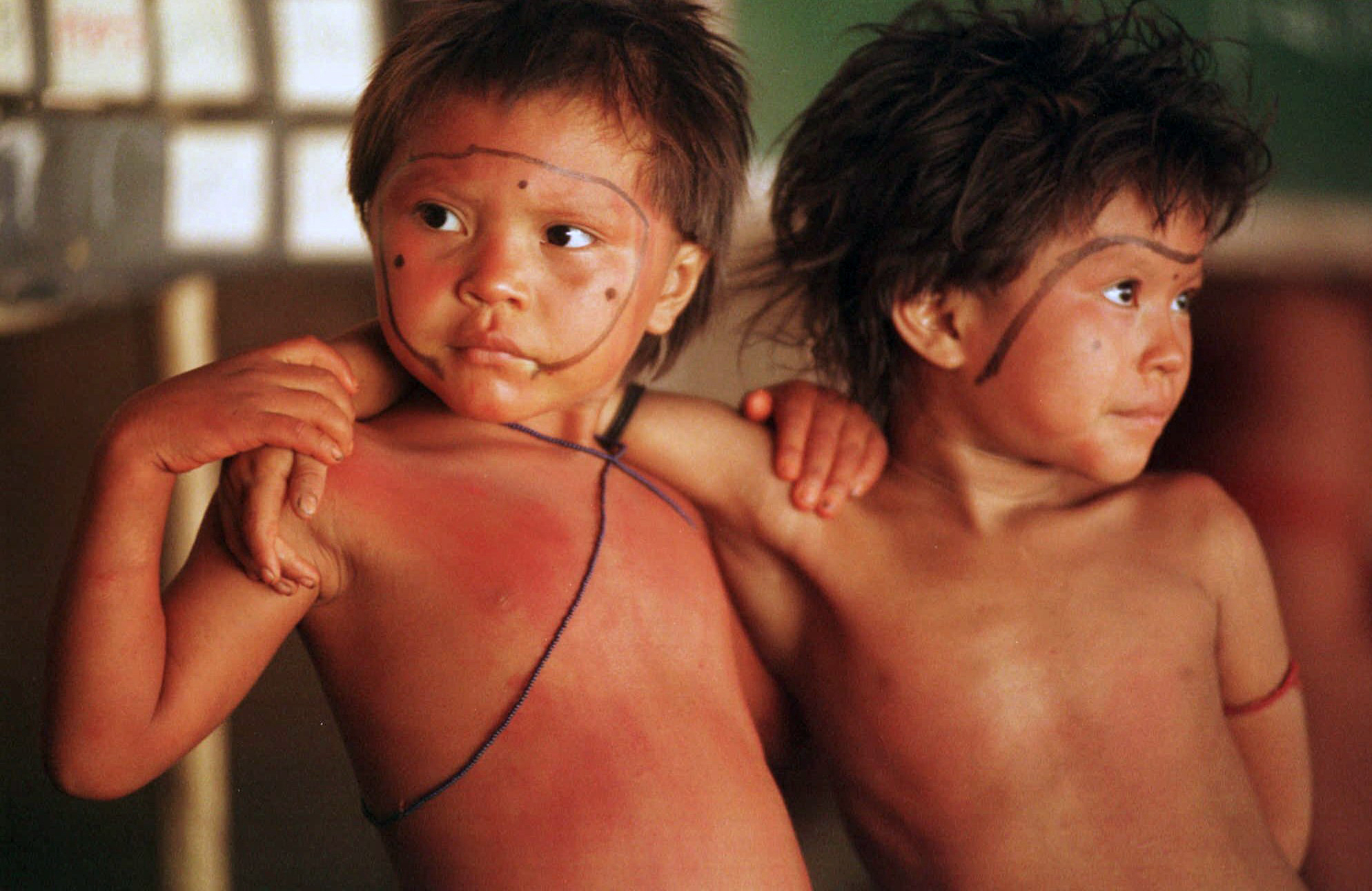 Imagen de archivo de dos niños Yanomami en el poblado de Demini, en la Amazonía brasileña.