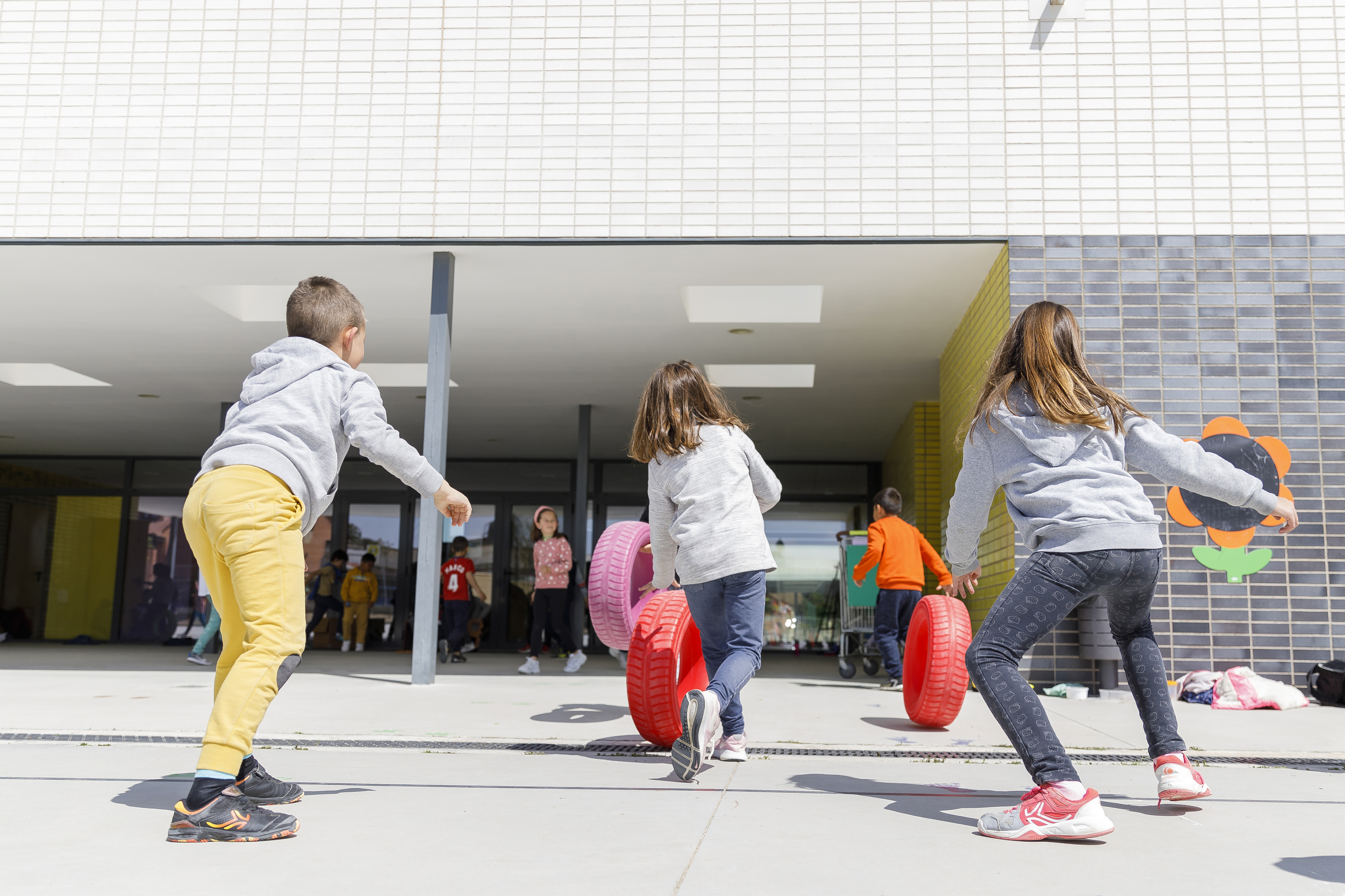 Alumnos de un colegio de Valverde del Majano (Segovia) juegan en el recreo.