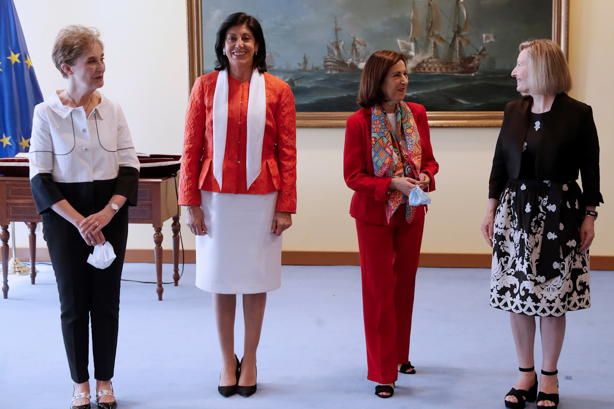 De izqda. a dcha., en 2020: Paz Esteban; su sustituta, Esperanza Casteleiro; la ministra Robles y Amparo Valcarce, su nueva 'nmero dos'.
