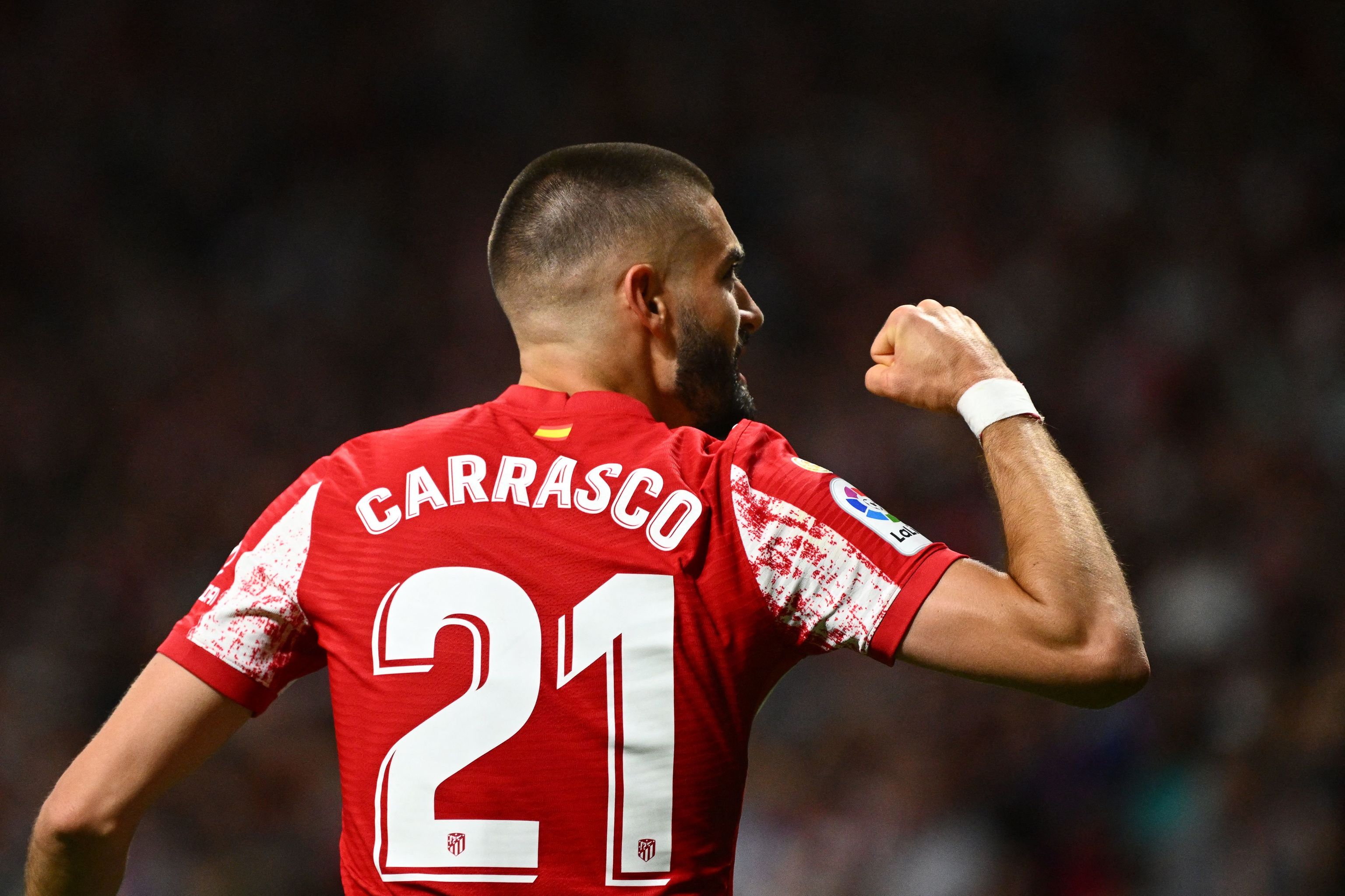 Yannick Carrasco celebra su gol en el derbi.