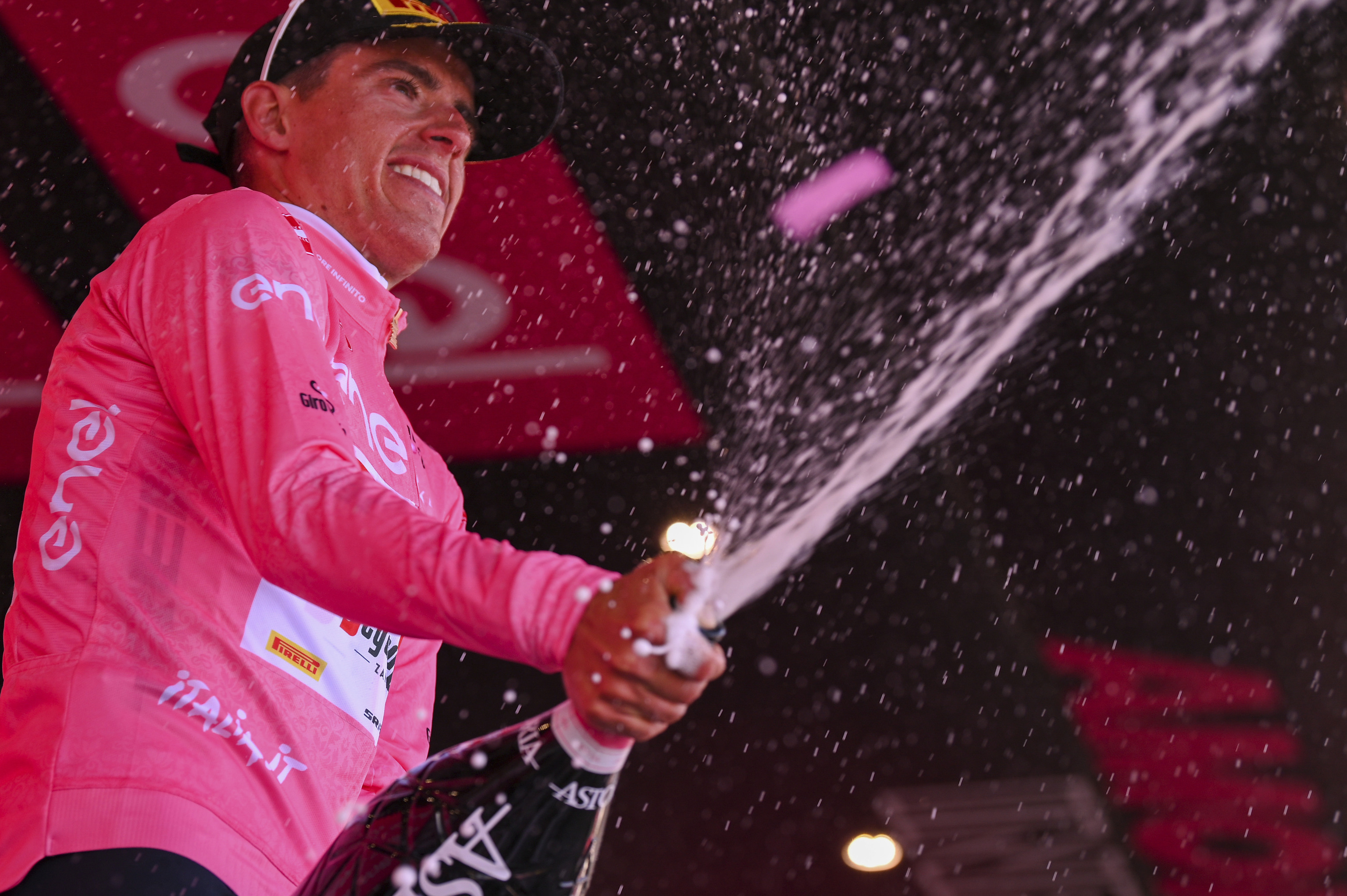 Juanpe López, en el podio, celebra el liderato del Giro.