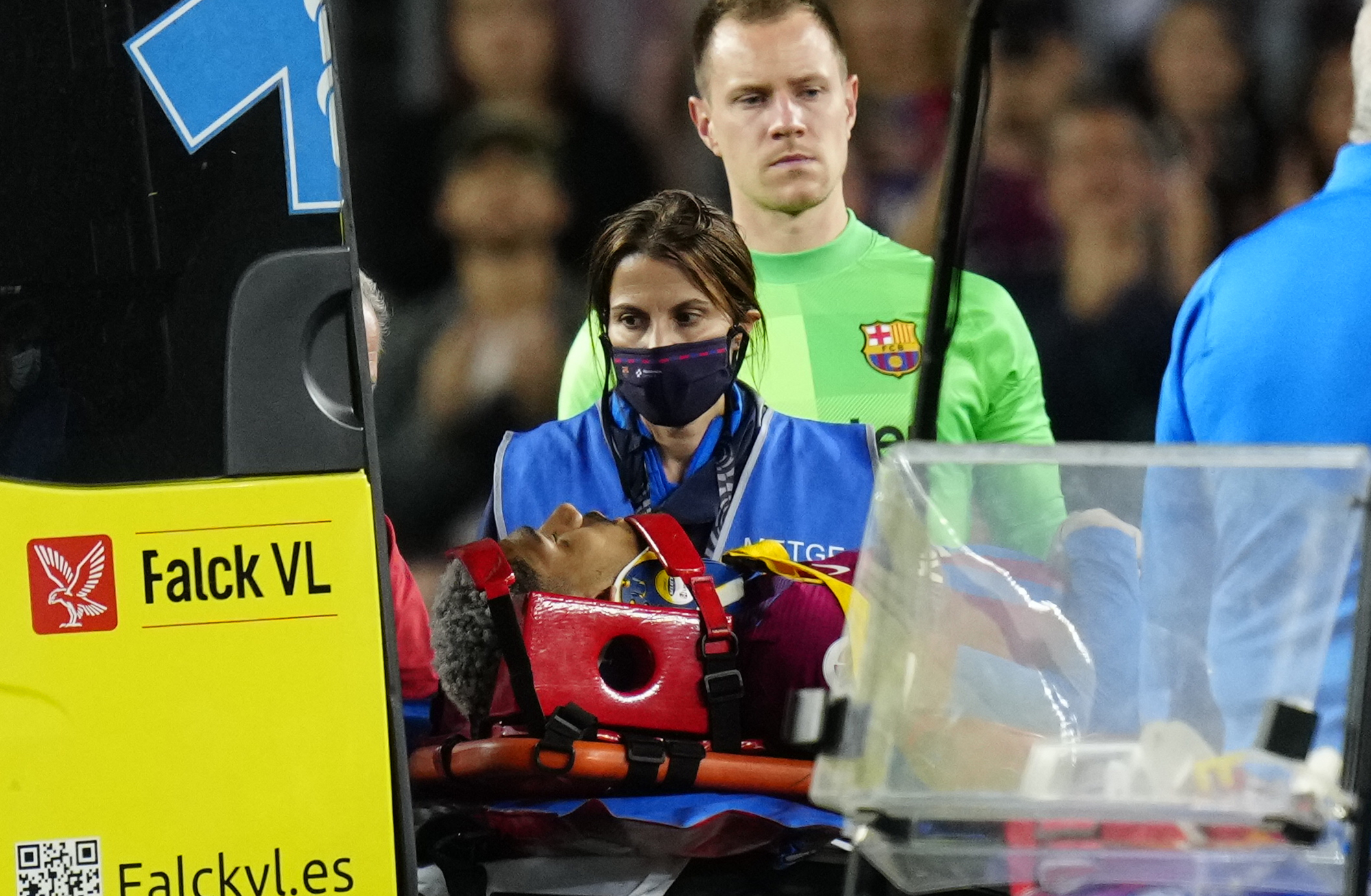 Araujo, retirado en ambulancia del Camp Nou.