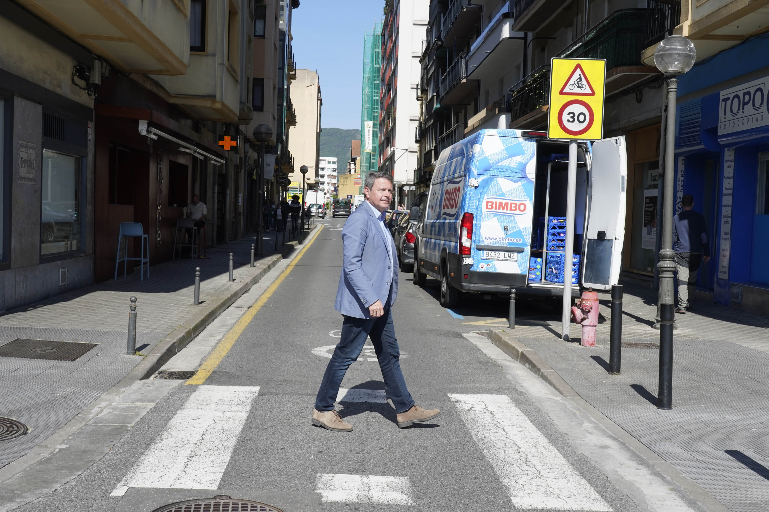 El alcalde Jos Antonio Santano cruza un paso de peatones de una calle que en los prximos meses formar parte de la nueva peatonalizacin del centro de Irn.