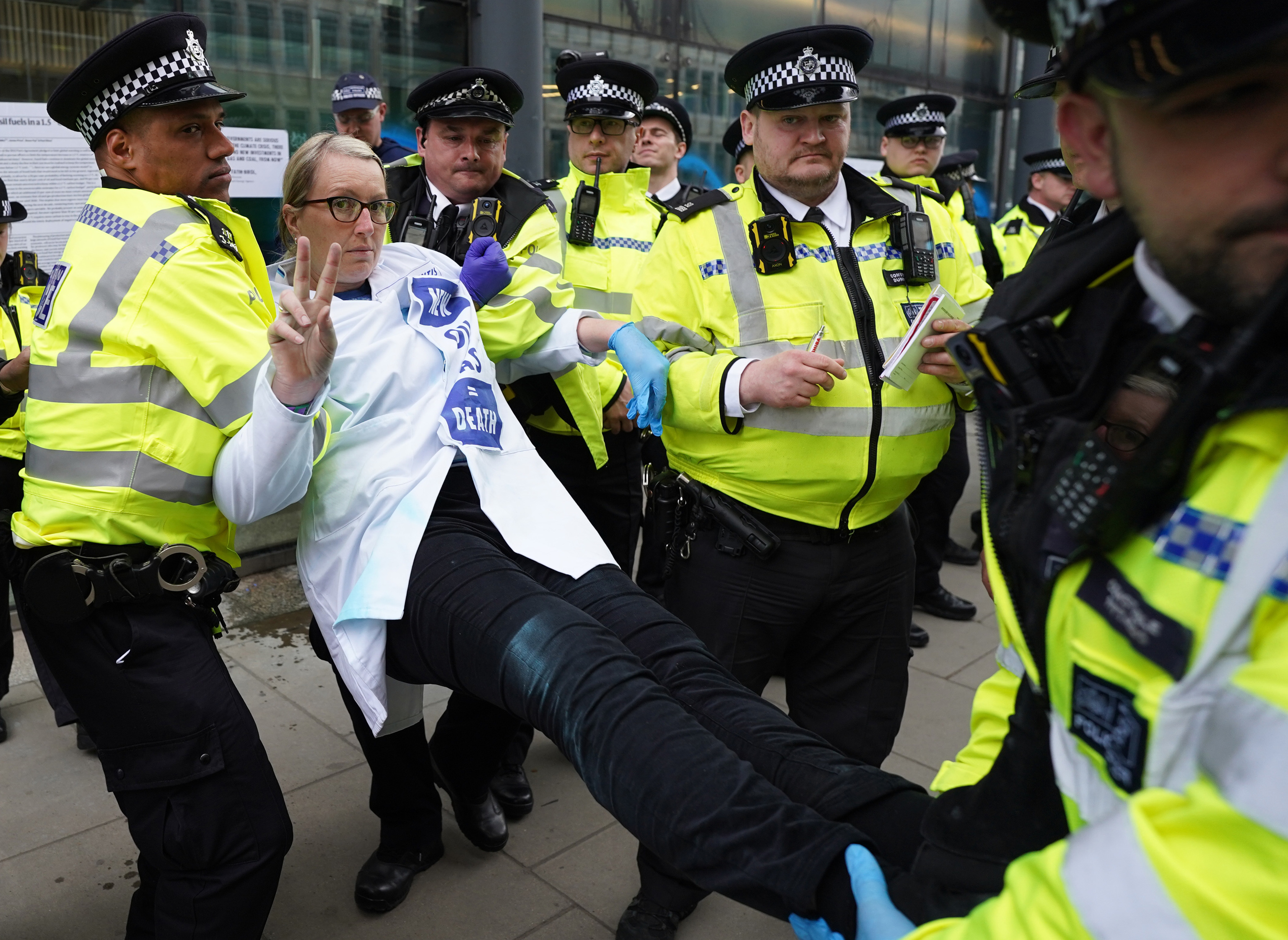 La polica se lleva a un manifestante frente al Departamento de Negocios de Londres despus de protestar contra la produccin de petrleo y gas.
