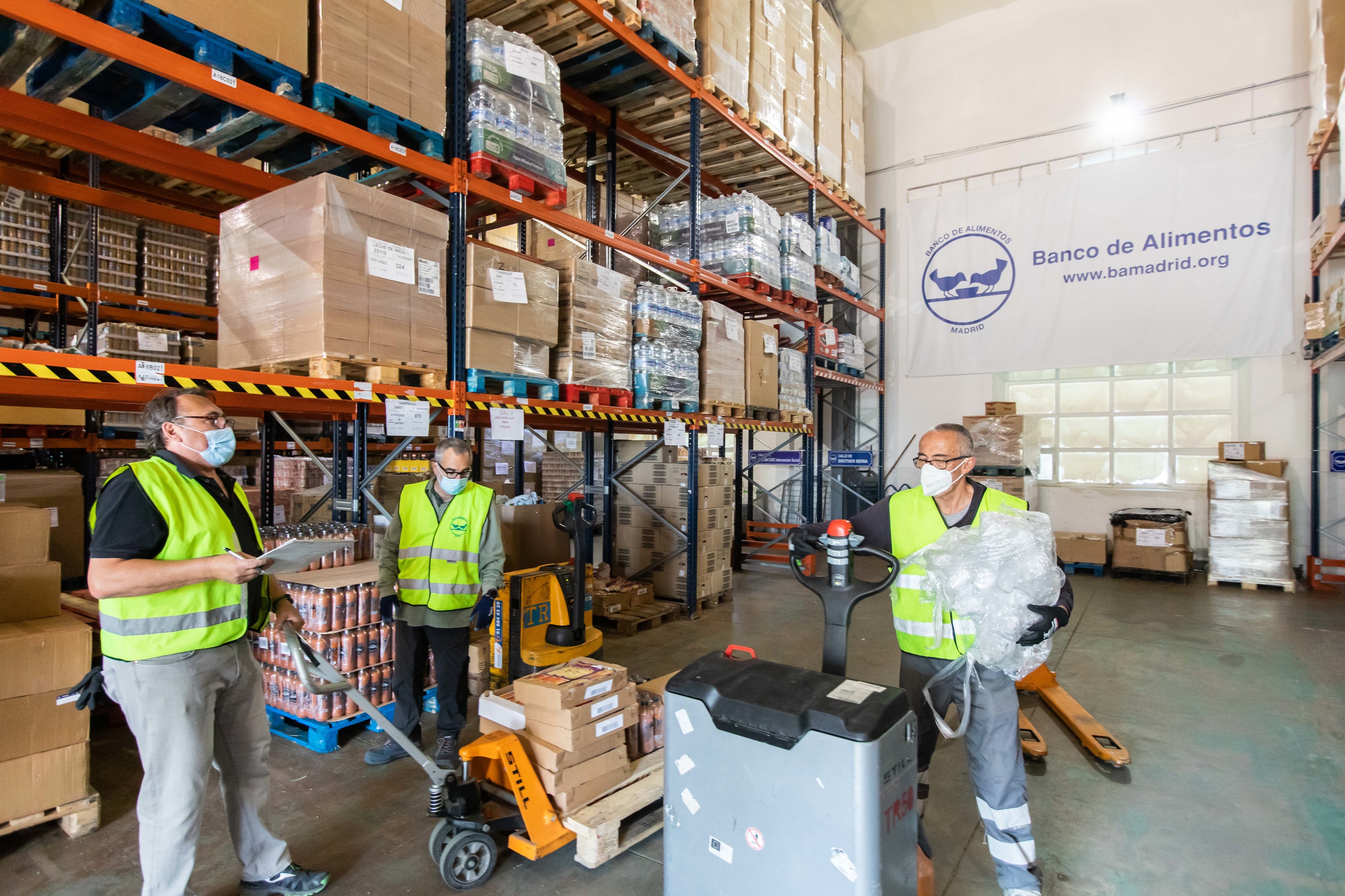 Voluntarios del Banco de Alimentos transportan alimentos para distribuirlos a las familias necesitadas