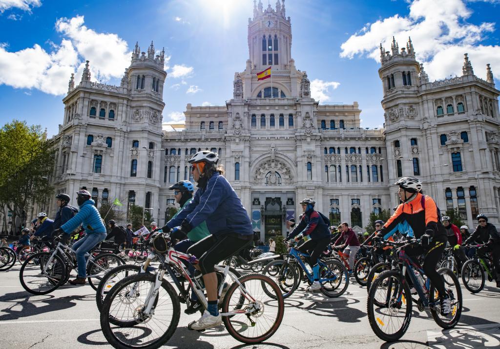 Marcha de ciclistas y patinadores frente al Palacio de Cibeles de Madrid.