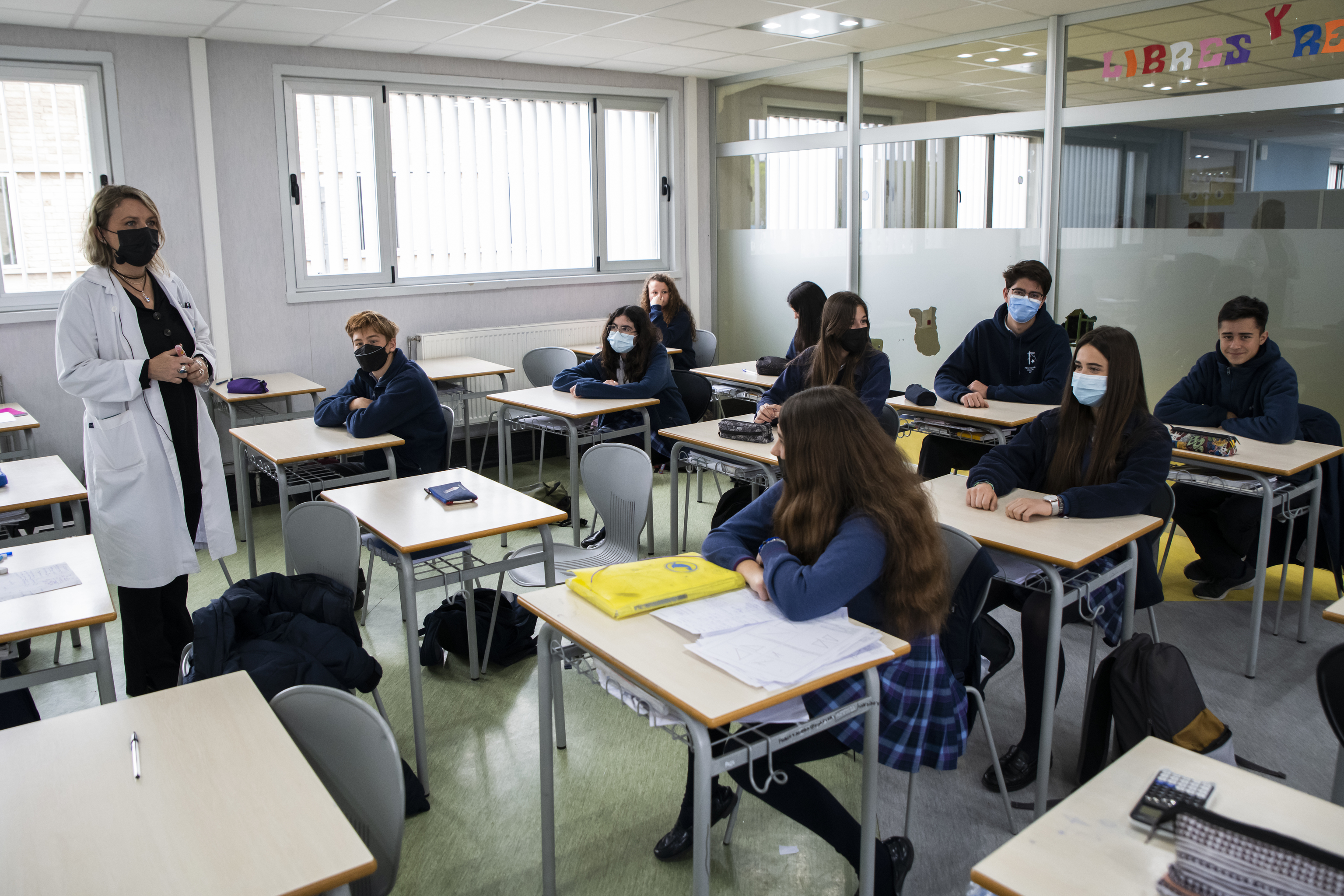 Students at the Santa Joaquina de Vedaruna School in Madrid are wearing masks despite the fact that they are not mandatory.