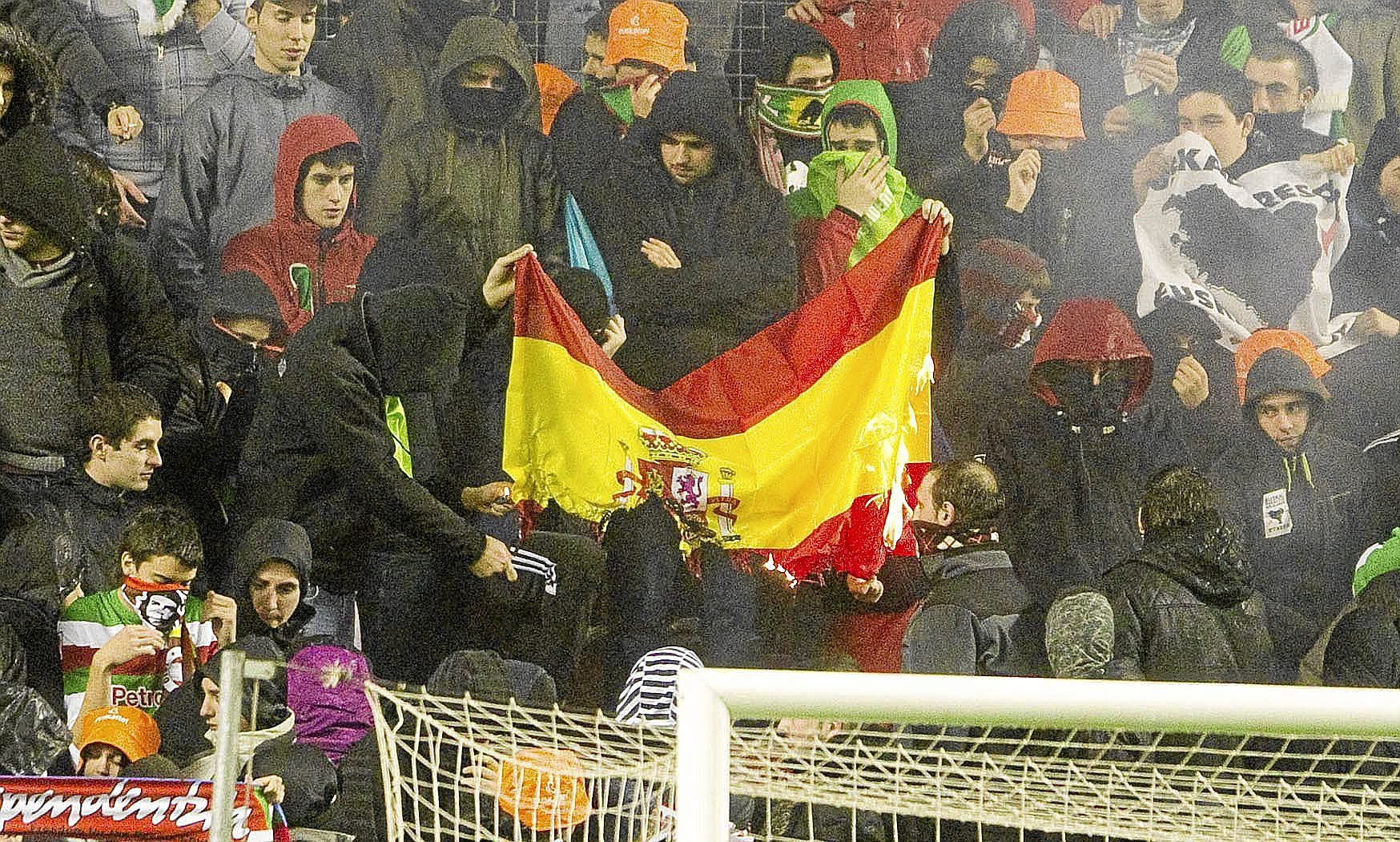 Simpatzizantes de la seleccin vasca de ftbol queman una bandera espaola durante uno de los partidos amistosos disputados en San Mams.