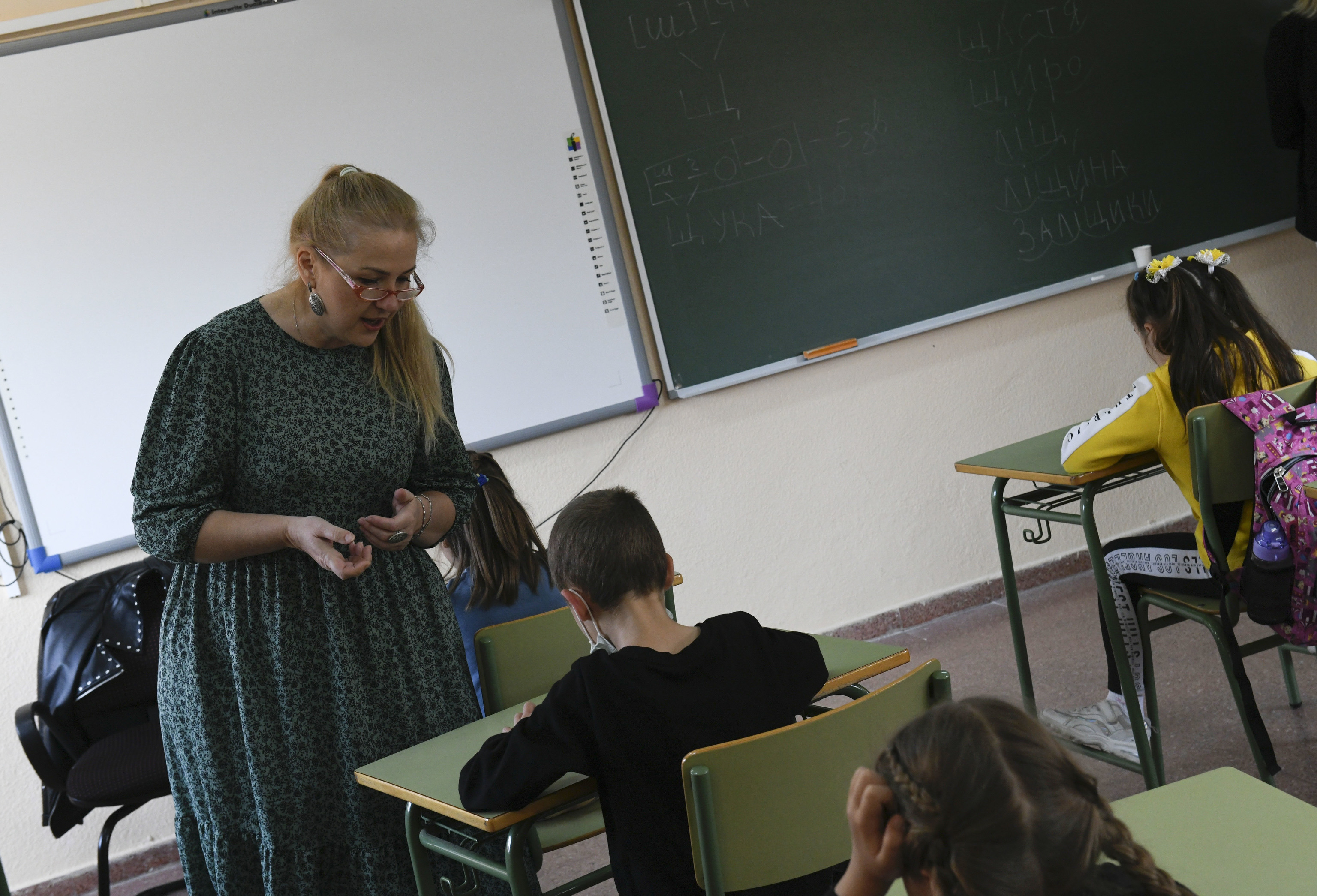 Una profesora dando clase