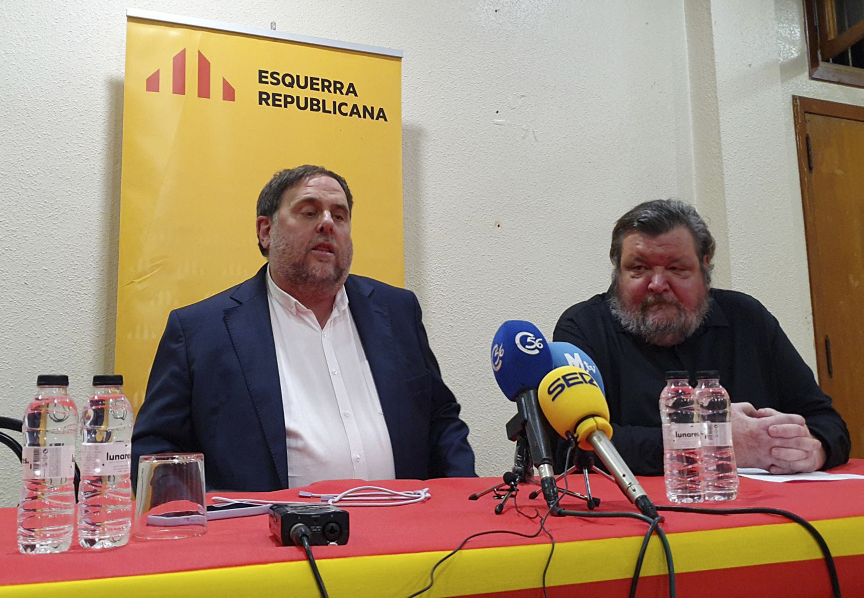 El presidente de ERC, Oriol Junqueras (izquierda), en la presentacin de su libro en Vinars, este mircoles.