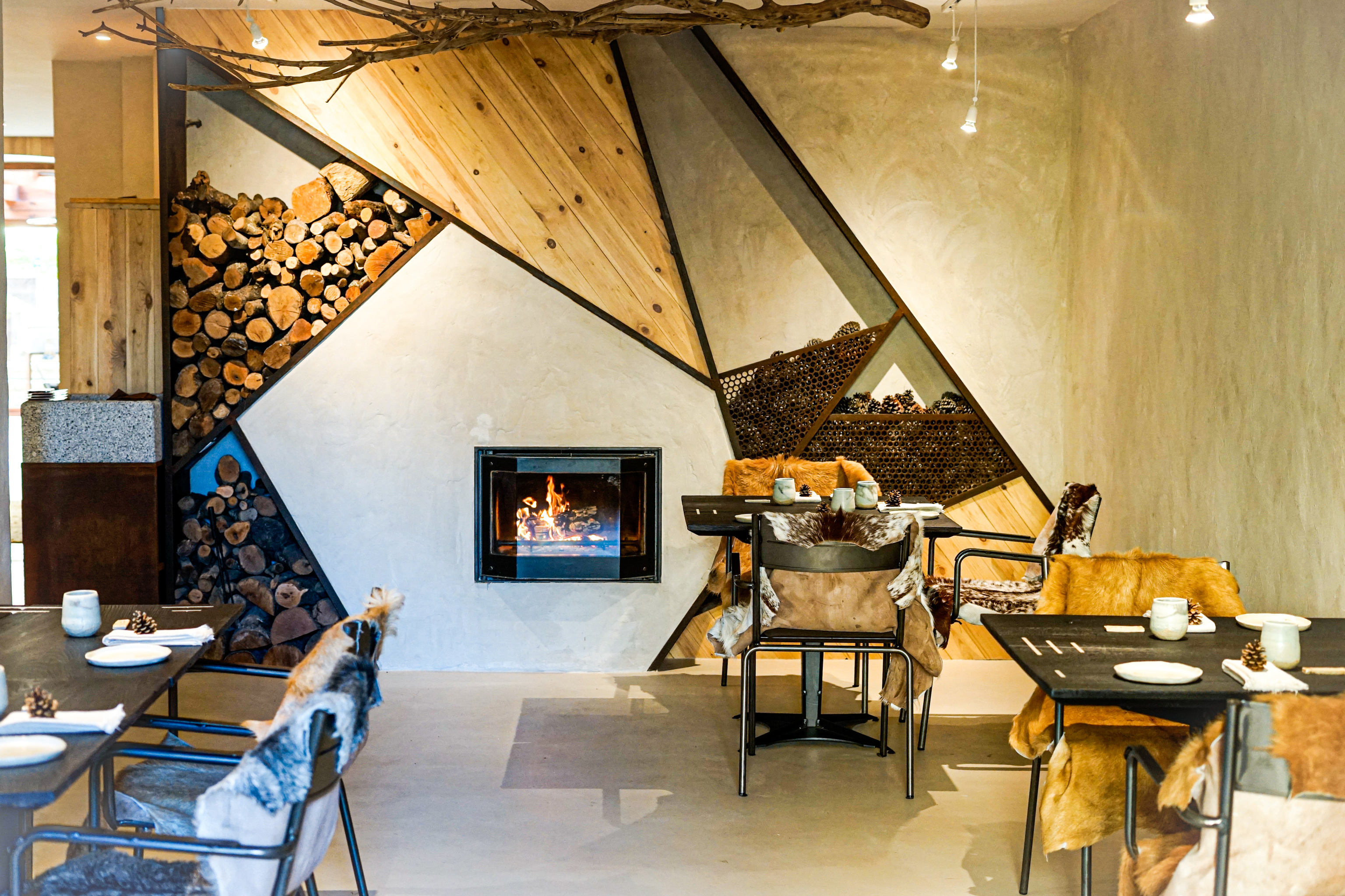 La sala es de estética nórdica: maderas, pieles en las sillas de cuero...