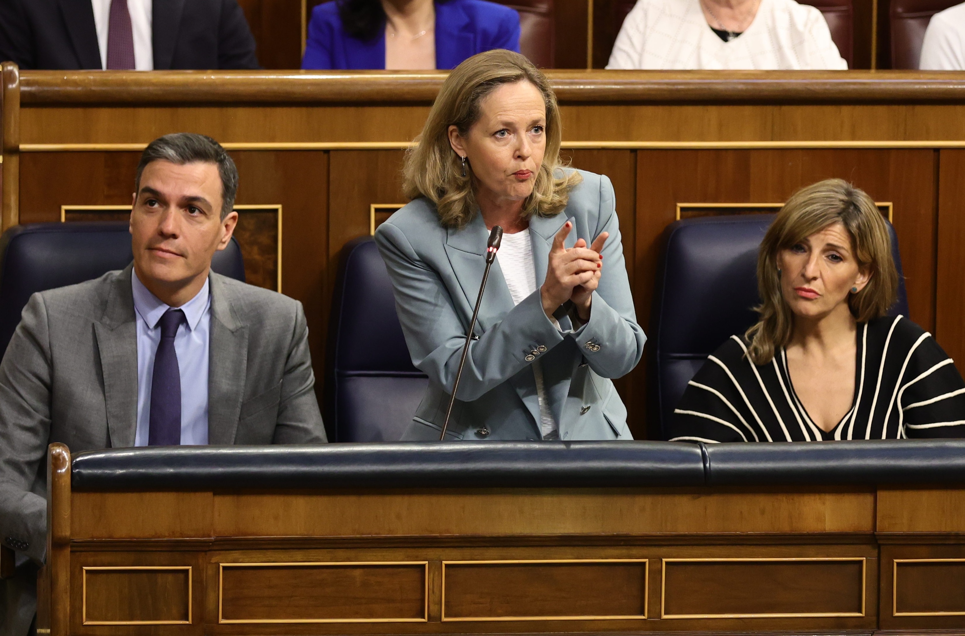 La vicepresidenta Calviño, ayer en el Congreso junto al presidente Sánchez y la vicepresidenta Díaz.