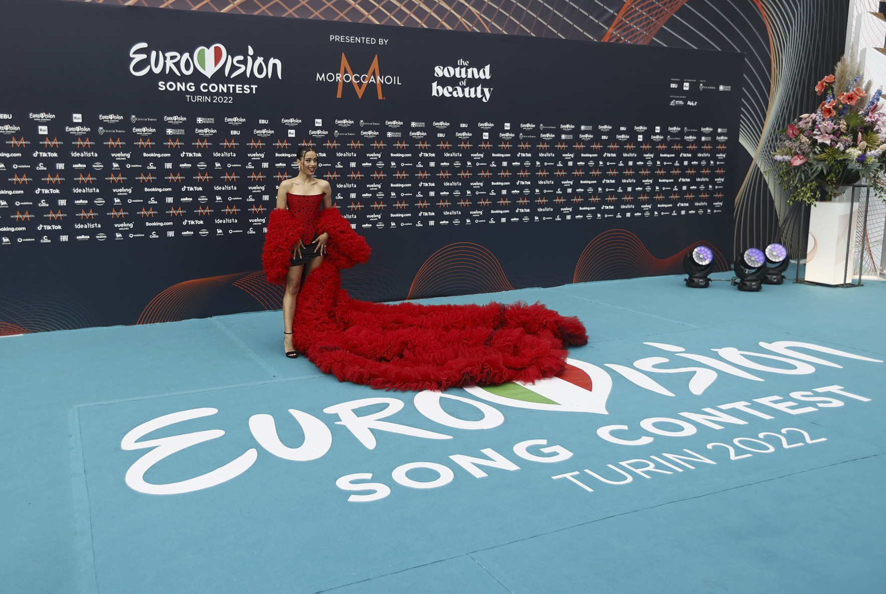 La representante española en Eurovisión 2022, Chanel, posando en la alfombra turquesa de Turín.