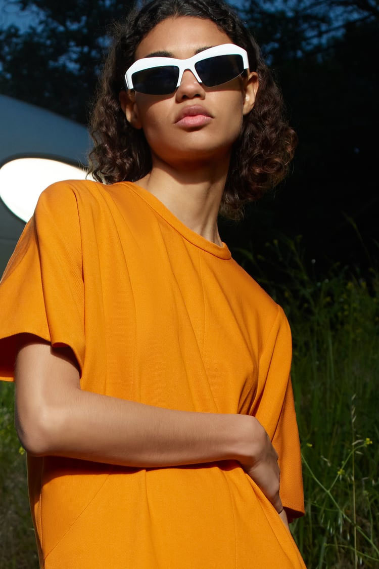 Vestido naranja de Zara confeccionado con la fibra Infinna.