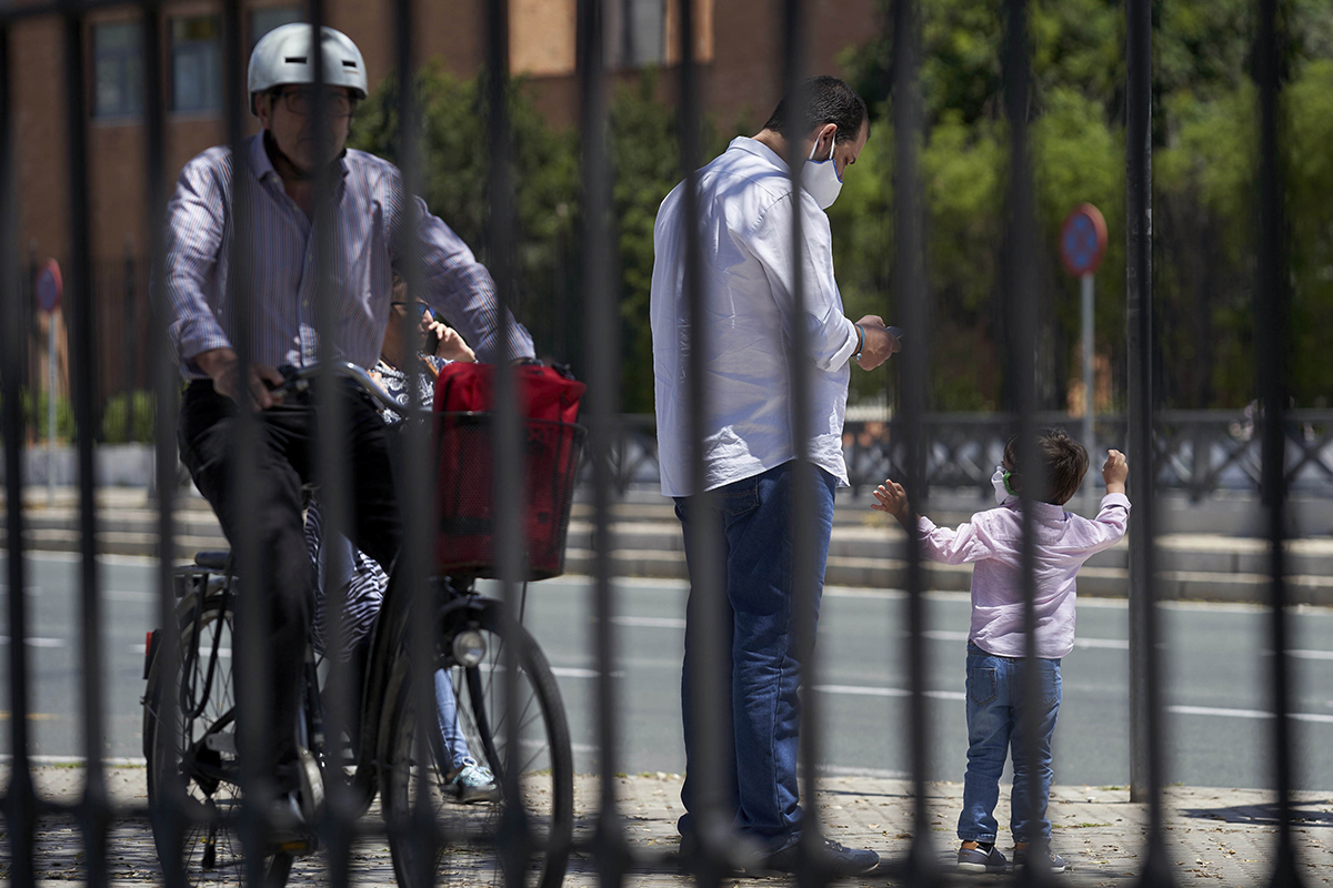 Un padre, en la calle con su hijo en Sevilla.