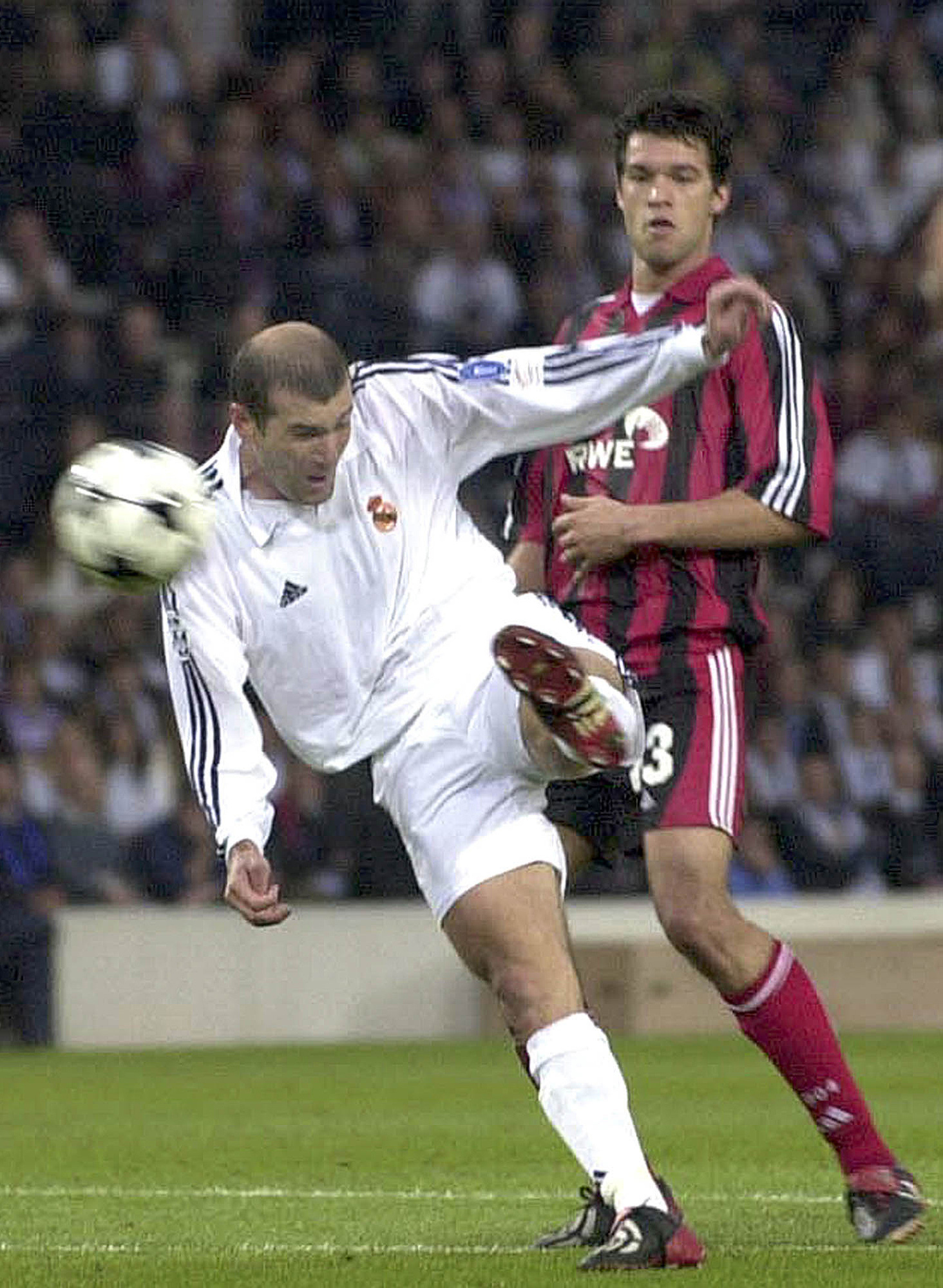 Zidane, en el momento de ejecutar la volea ante el Leverkusen.
