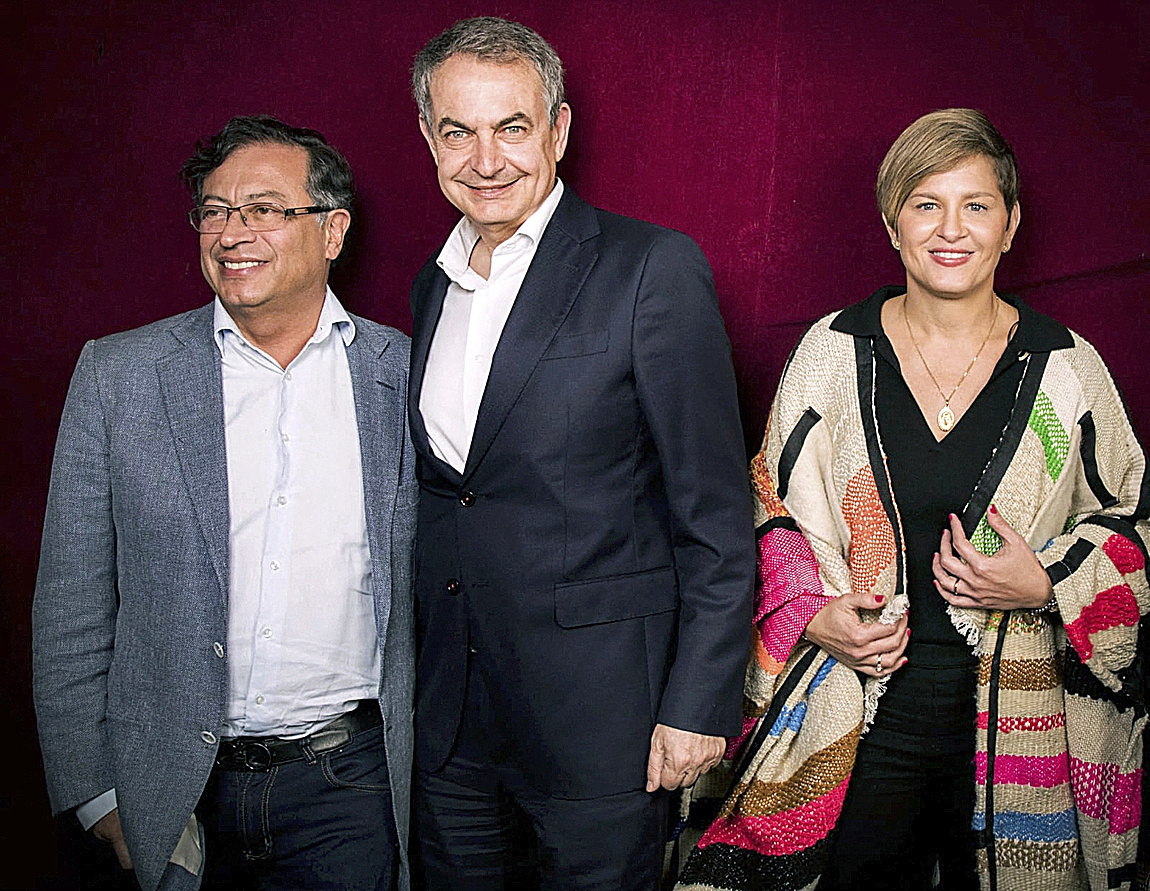 Zapatero, with Gustavo Petro and his wife, see