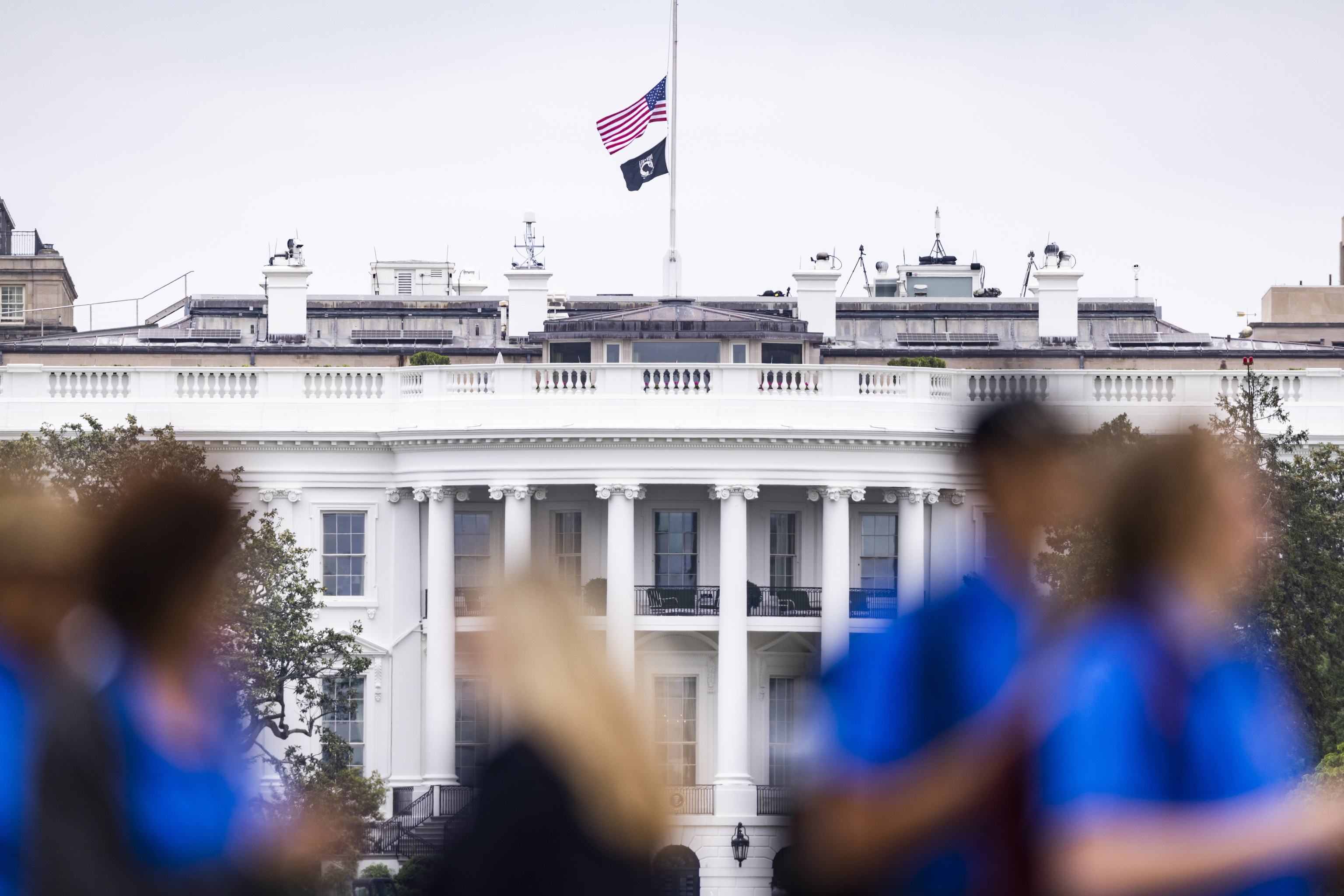 Banderas americanas a media asta en la Casa Blanca con motivo del milln de muertos por covid registrado en el pas.