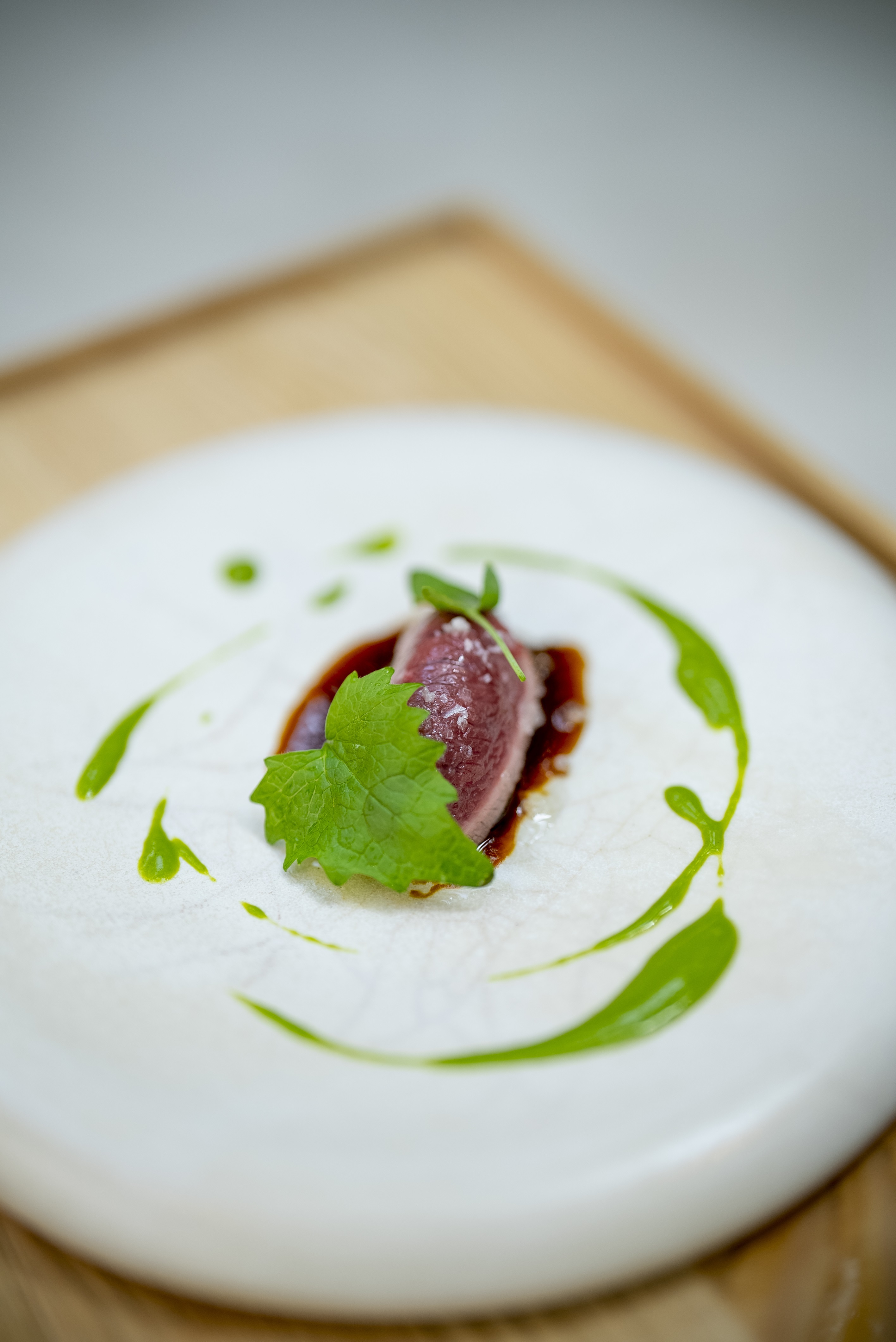 Sliced ​​Beef, Carajillo with Barbecue Sauce and Watercress and Mustard Cream.