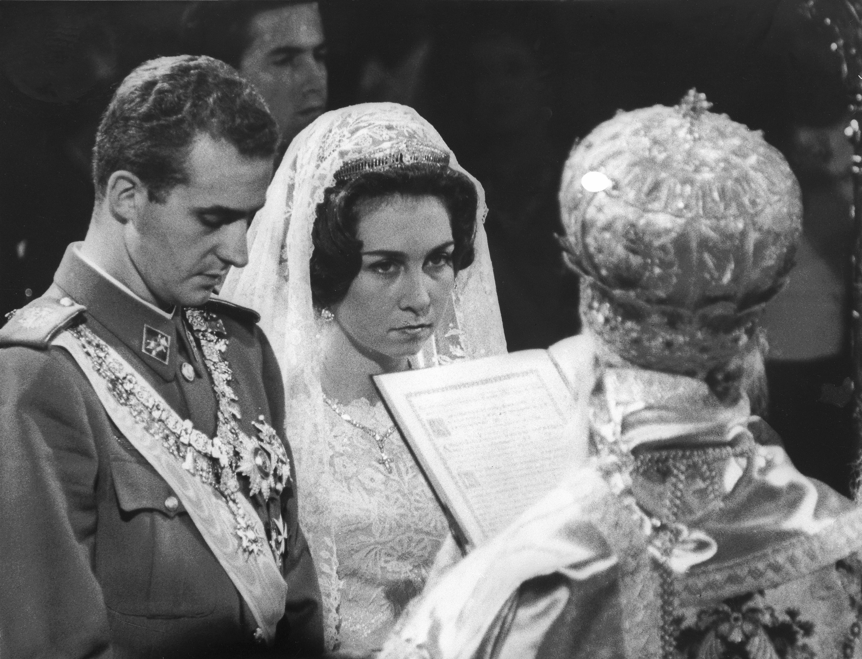 Don Juan Carlos y Doña Sofía frente al altar