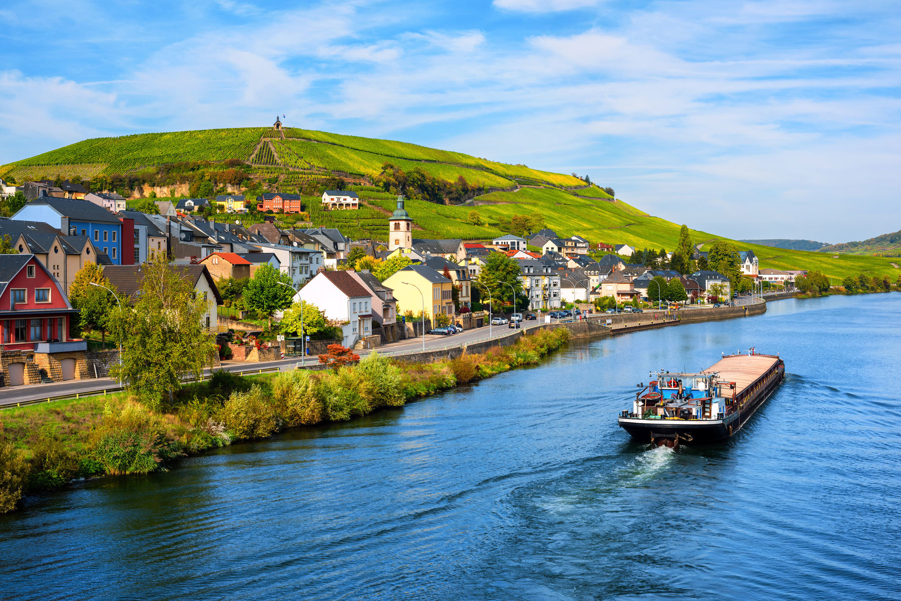 El río Moselle, entre colinas y viñedos.