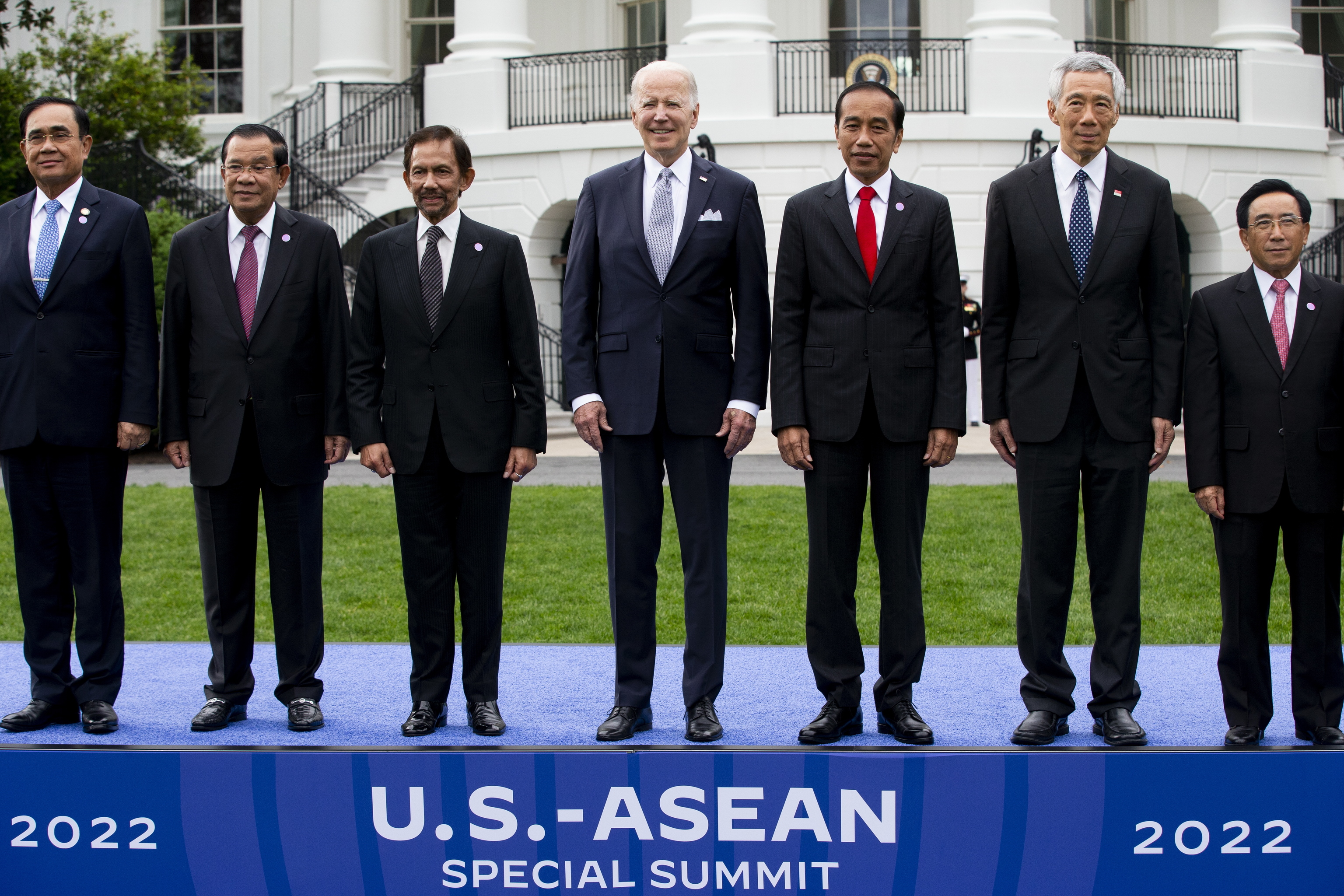 El presidente estadounidense, Joe Biden (centro), posa en la foto de familia con los mandatarios de la ASEAN.