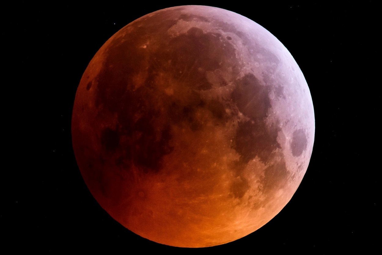 Imagen de un eclipse lunar que produce la conocida como luna de sangre