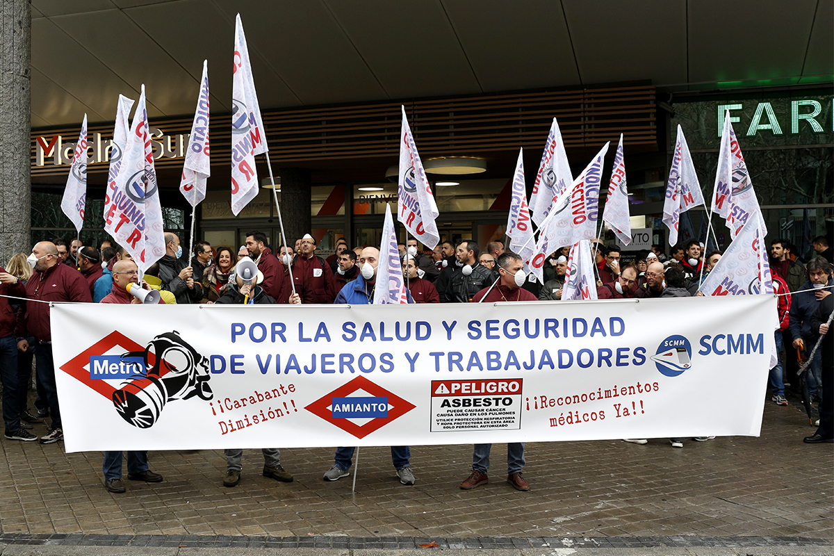 Trabajadores del Metro de Madrid reclaman que la ley les reconozca como vctimas del amianto.