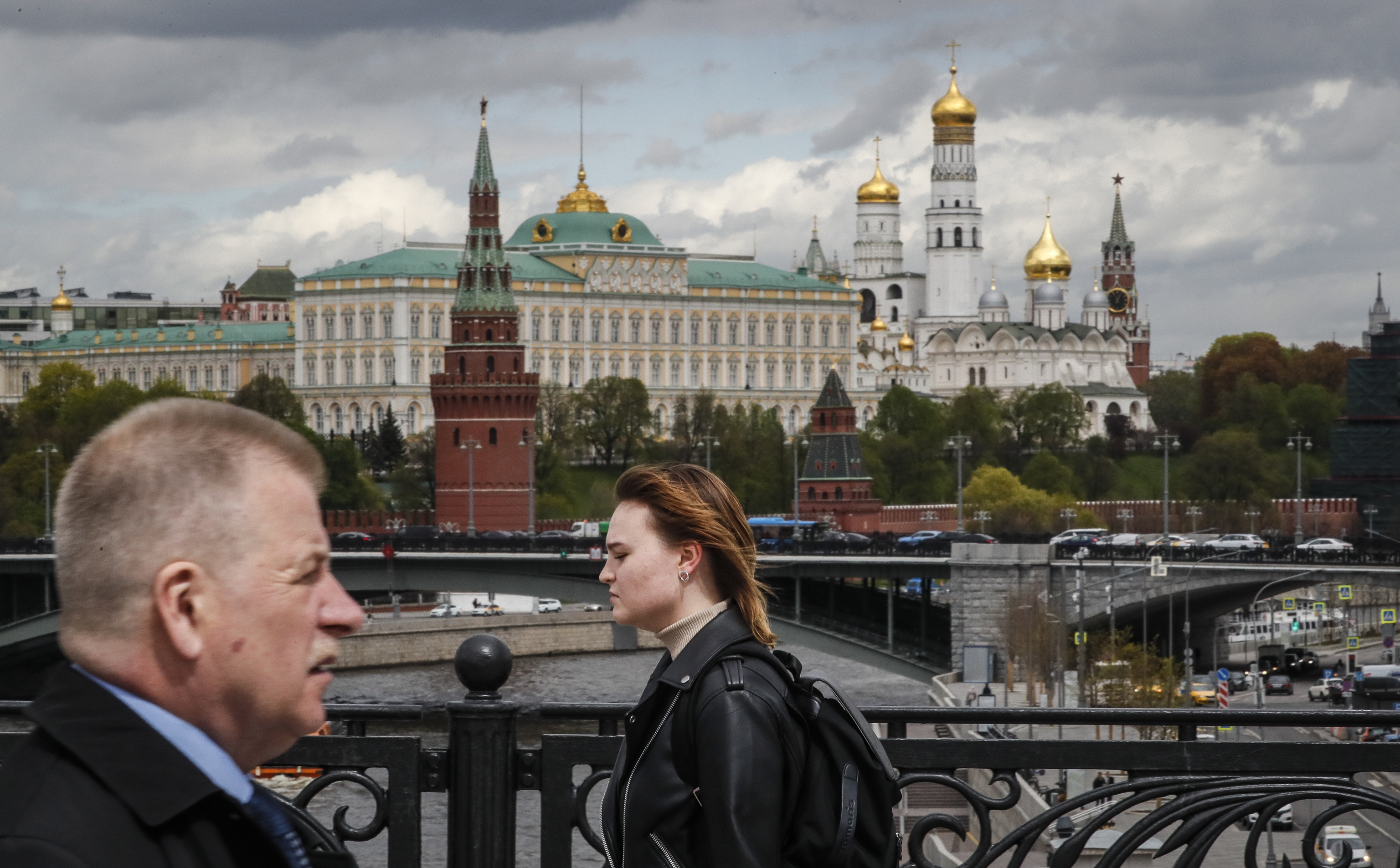 Viandantes frente al Kremlin, en Moscú.