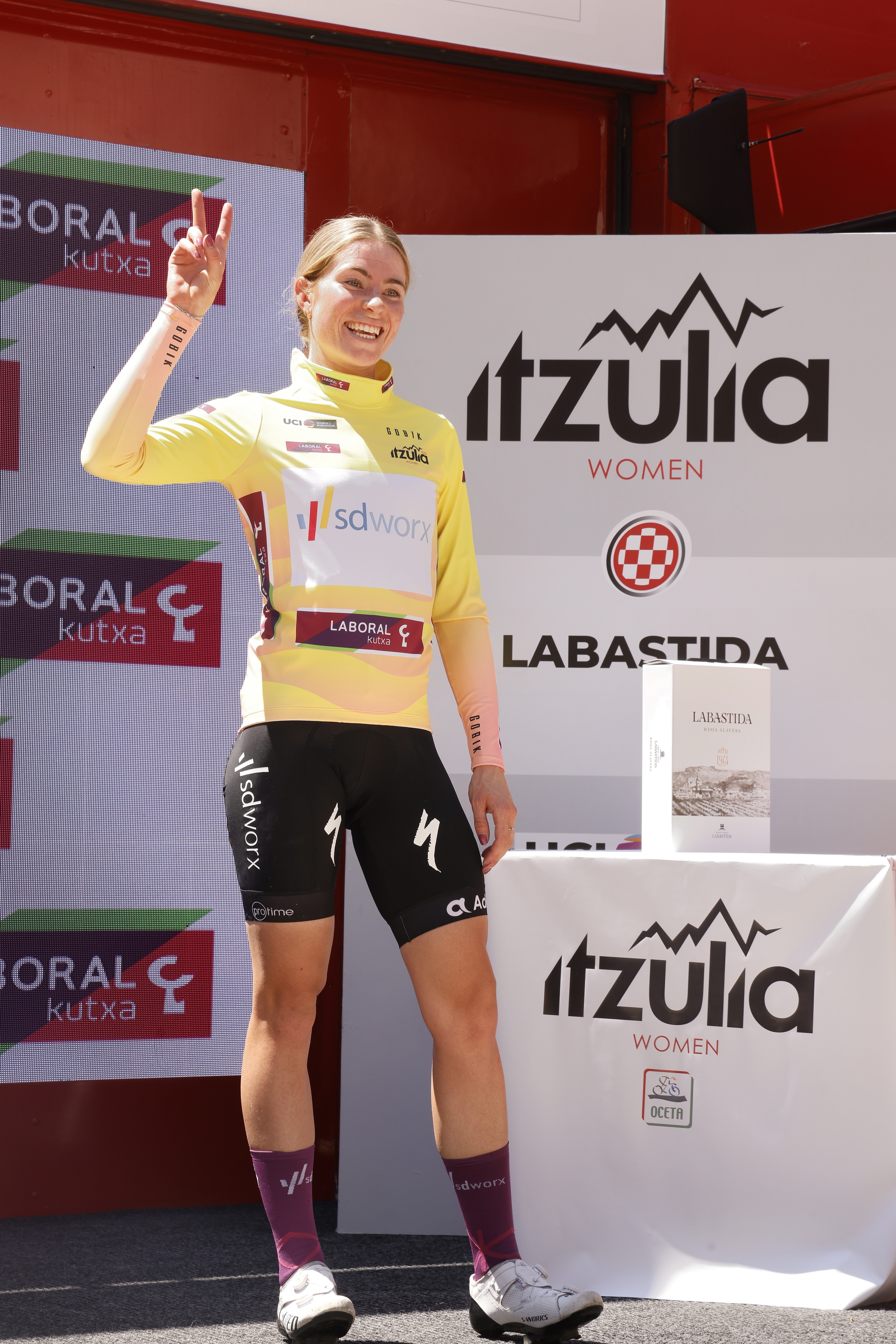 Demi Volloring hace la V de la victoria junto a la cajita con tres botellas de vino que recibi como trofeo por ganar la primera etapa de la Itzulia.