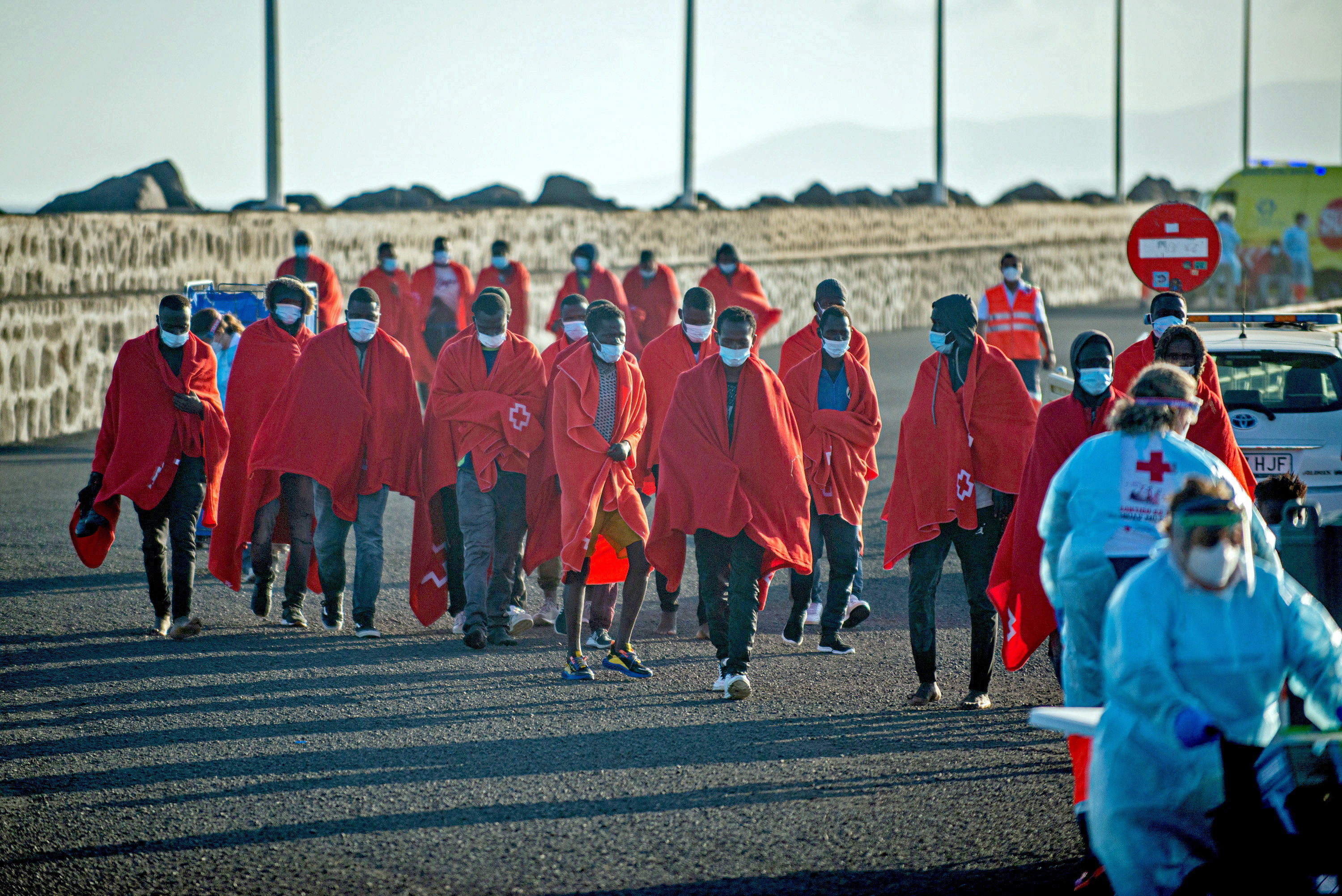 Un grupo de migrantes atendidos por la Cruz Roja